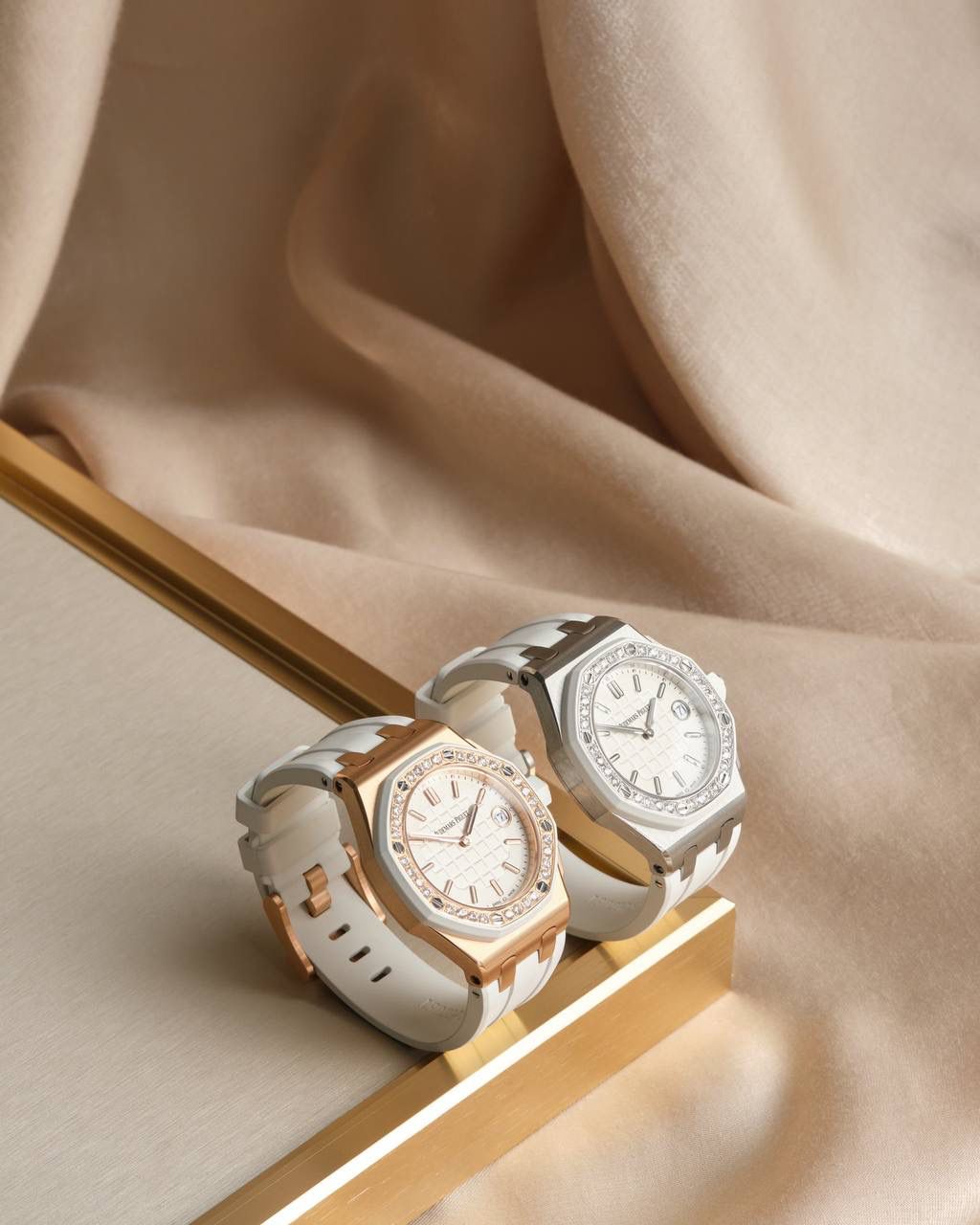 🚀全网独家新款，官网已停售 爱彼女款，皇家橡树离岸型，原装瑞士石英机芯、37表盘、厚度11.1毫米，原装进口防尘表带，反炫光处理蓝宝石水晶玻璃、包18K玫瑰金镶钻，32颗VV S足反南非真钻、精美绝伦、37表盘男女通杀！数量不多、手快有手慢无！