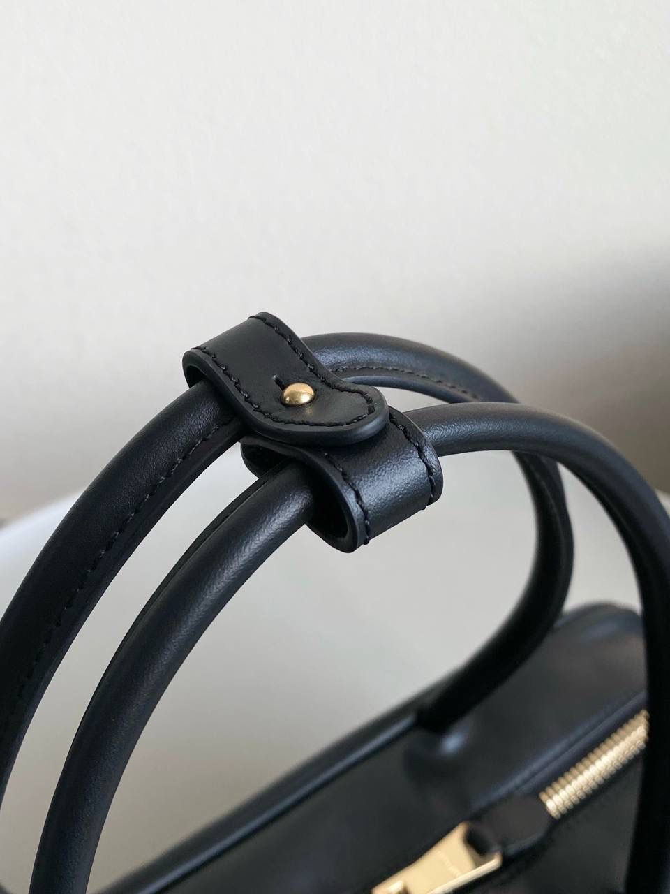 🈶黑色| 无肩带款 𝗠𝗶𝘂𝗠𝗶𝘂爆款公文包 嗯！最新版的第三代最时尚、 虽没有肩带但变长后的手柄反而更优秀了，有种松弛的时髦感 看似一样，实际尺寸上有轻微小改 但差异不大，整体比老款要厚一点点 依然能装 自重轻，长柄能肩背不要太香 近两年miu水涨船高，爆款制造机 出什么火什么，杀疯了已经，都去冲 一整个甜酷少女感路线，赢麻了！！ 23×34×12cm #F0020m