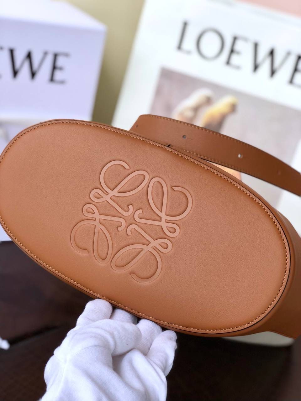 *𝘏𝘰𝘣𝘰 水桶通勤包 尺寸:32-26-13cm 编码:062108 【该尺寸没包装】 颜色:棕配米白（布配皮） Anagram标志性logo点缀，包身底部定型，自重超级轻，实用的桶形设计，巨能装哦！ 肩带可调节可斜挎and 侧背，追求潮流韩范儿的，甜酷风的迷弟迷妹们，走起，走起…😍😍