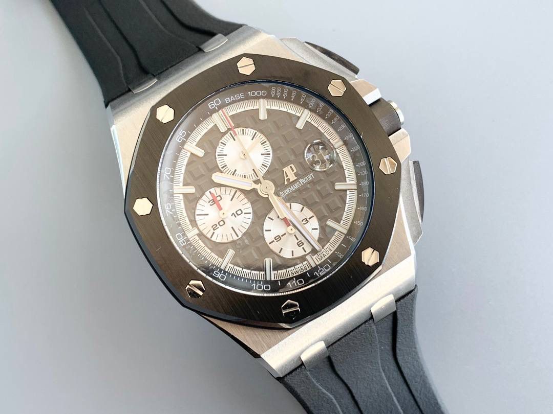 表盘以爱彼经典的大格纹为背景，一个个层次分明的方格排列，经过完美的打磨，将尽善尽美体现得淋漓尽致。三点位的日历表盘，在蓝宝石玻璃凹透镜的作用下，TPE扩大效果与原版一般无二。每一根大小表针，无论从各个角度来看都没有出现毛刺现象，这一点解决了大部分强迫症表友一直存在的烦恼！刻度与表针中间部位都采用瑞士进口夜光粉，每一个个体都做到手工填充，均匀饱满度是机器填充远远比拟不了的，亮度与发光颜色与原版几乎一致！机芯方面采用7750改3126的计时机芯，十二位的小秒，六点位和九点位的12小时计时与30分钟计时，完美的还原了原版的所有功能，经过JJF团队的精密打磨，大大提升了7750基础机芯的稳定性，缓解了一直以来计时机芯款式空有其表的尴尬现象！做到无可挑剔，堪称天花板级别，欢迎广大表友品鉴！