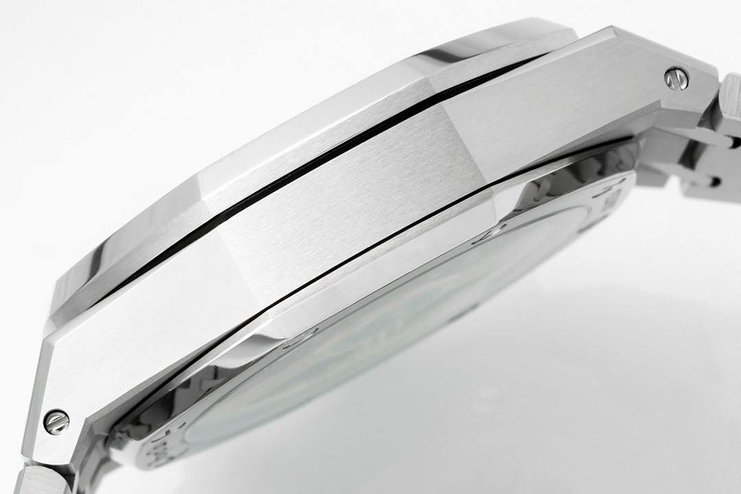 🚀新品爱彼皇家橡树系列26240系列，是一款41毫米精钢自动上链计时码表，搭载APS开发自研Calibre 4401一体机芯，具备飞返计时、小时/分钟/小秒显示及日期功能。其标志性八角形表圈配以八颗六角螺丝，搭配“Grande Tapisserie”大型格纹表盘，层次感鲜明。一体式精钢表链延续了1972年首款皇家橡树的经典设计，兼具运动与优雅。全新开发一体机芯采用导柱轮与垂直离合结构，振频28,800次/小时，与原版完全一致，动力储存约70小时，防水深度50米。AP融合高级制表工艺与前卫美学，是奢华运动腕表的典范之作。💯🔥🔥