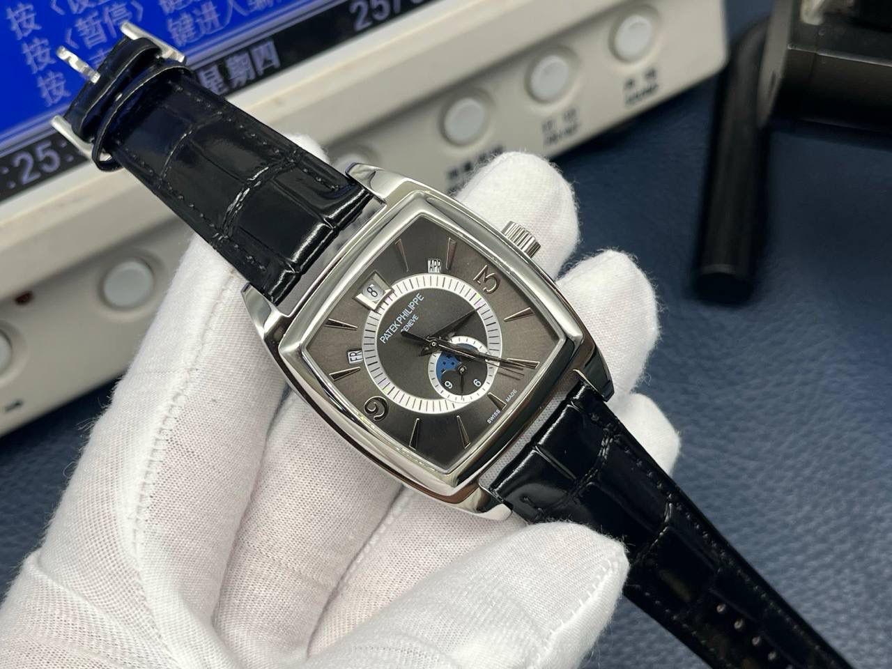 百达翡丽复杂多功能系列5135G--010重磅登场，迄今推出的首款Nautilus复杂腕表，以超复杂的工艺技术打造休闲运动腕表。 1⃣️小身板大能量：尽揽以下功能∶12点位日历功能 10点位星期功能 2点位星期功能 6点位24小时。所有功能都可正常使用。 2⃣️机芯采用版Cal.240自动上链机芯，在实现外观的逼真前提下，功能一并完美诠释。 3⃣️改装大师独立制表人，倾情参与定制改装表盘颜色，给予独一无二的腕表增添有趣的灵魂！