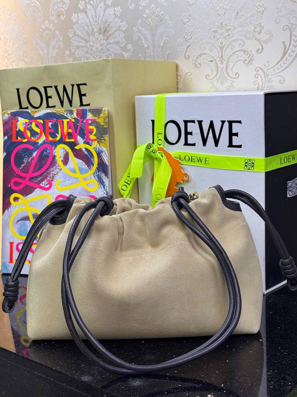 🎈中号链条款𝙁𝙡𝙖𝙢𝙚𝙣𝙘𝙤 𝙋𝙪𝙧𝙨𝙚磨砂皮 ——【杏色】 尺寸：𝟯𝟬-𝟭𝟬.𝟓-𝟮𝟬𝐜𝐦 编码：012403 【配全套礼盒】 👉🏻延续福袋收缩绳褶皱设计•羊皮包身手感细腻柔软❤️ 👉🏻链条肩带➕皮肩带的双肩带设计•时尚百搭•给足了集美们多样化的选择。肩带可拆卸可调节•磁扣开合•正面烫金𝙇𝙤𝙜𝙤•呈现出高贵典雅的视觉感😍 👉🏻独家背景➕独家品质➕独家全套砖柜礼盒套装•市场高端品质皆在我手✌🏻