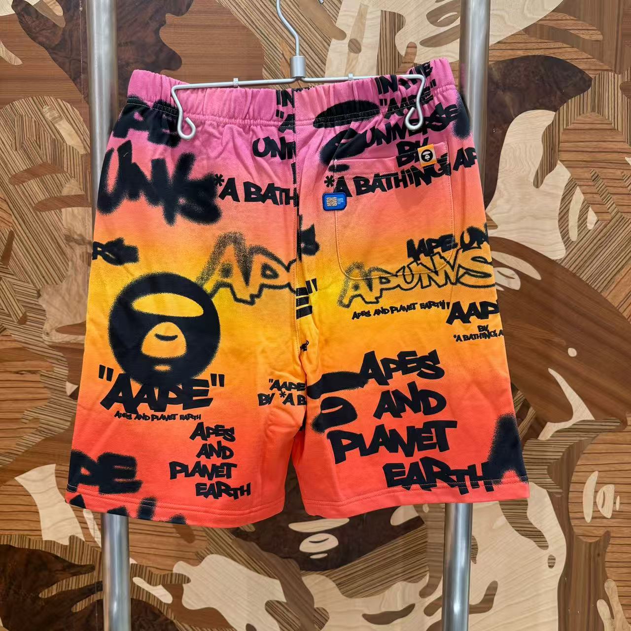 AAPE AAPEUNVS graffiti-print sweat shorts (D618)