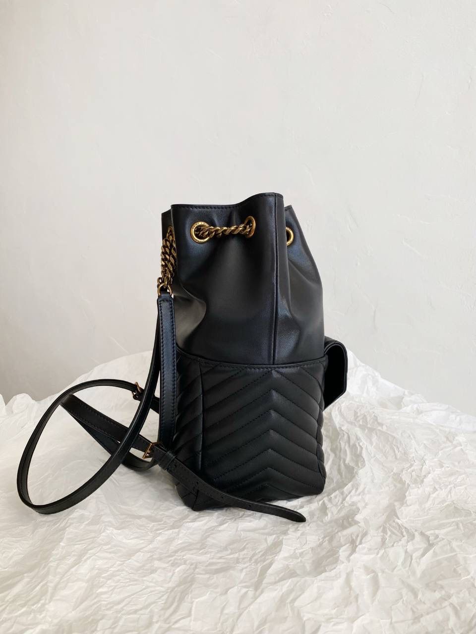 到货啦❗️ ys1 joe羊皮双肩包🖤 这只双肩绝对他们家这个品类的it bag 这个款出了好多年了 只有真的好看好背才能不被淘汰 羊皮的手感特别治愈，超级软乎 在链条肩带的双肩包里来说 这只是属于包身正好，容量巨大的类型 好实用呀，强推强推！！ 29×22×15cm672609m