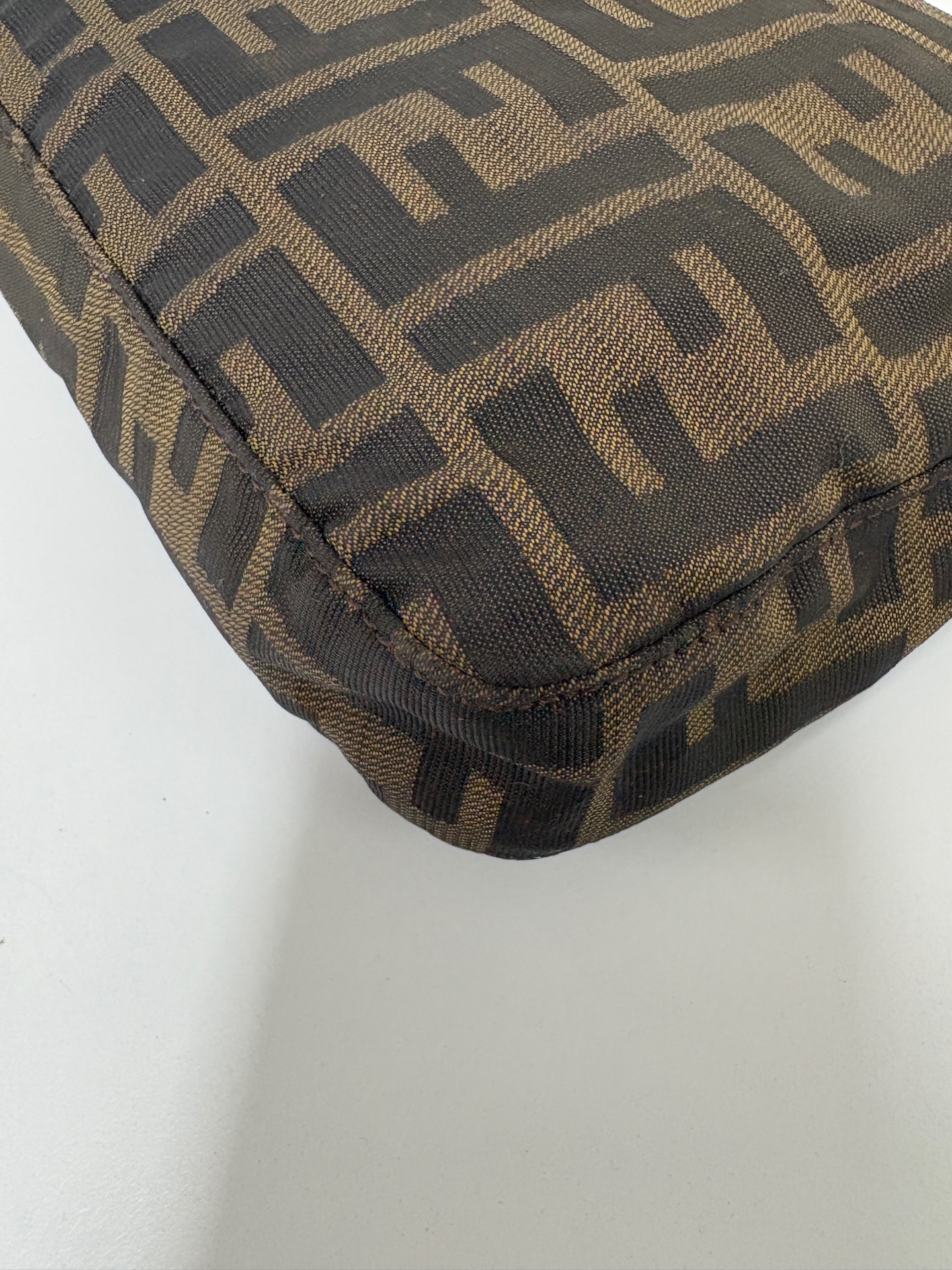 【預訂貨品】Fendi老花法棍腋下包