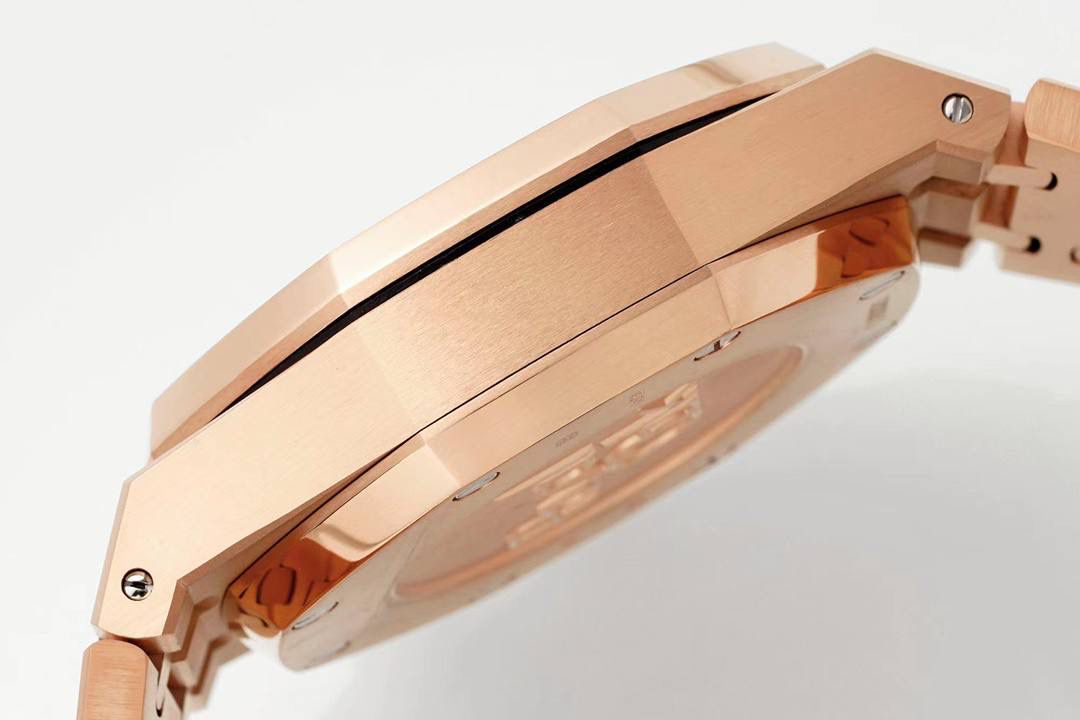 🚀新品来袭——爱彼26331OR皇家橡树多功能计时机械腕表41MM！💯 特点：表壳结构跟足原装正品，装配方式原装一致，使厚度比以往的更薄！ 旋入式表冠，按入式的计时按钮跟原装一致，才不会一眼假！(区别于市场计时和复位键都是旋钮后才可以按入) 1⃣️【机芯】7750改原装机芯 6字位小秒 功能与原装一致！ 2⃣️【表镜】镜面和正品一样采用的是蓝宝石玻璃镜面，和正品放在同一下角度对比，保持一样的通透明亮度，一致的防炫光效果！3⃣️【表壳】表壳精钢材质，采用原装数据开模，顶级打磨，不管是纹路还是质感都接近原装，通过拉丝和部分抛光打磨处理之后，忽明忽暗展现出精致而硬气的独特气质！ 4⃣️【头粒】最人性化的可松动头粒缓冲，确保更贴合手腕，佩戴更舒适。 5⃣️【表盘】还原正品表盘的细腻精致，立体工整的盘面“饼干纹理”和原装一模一样，经典的大网格凸显爱彼的特点，采用进口超强夜光！表盘细节做工秒杀市面其他！ 可搭配橡胶带和皮带，满足你更多需求！