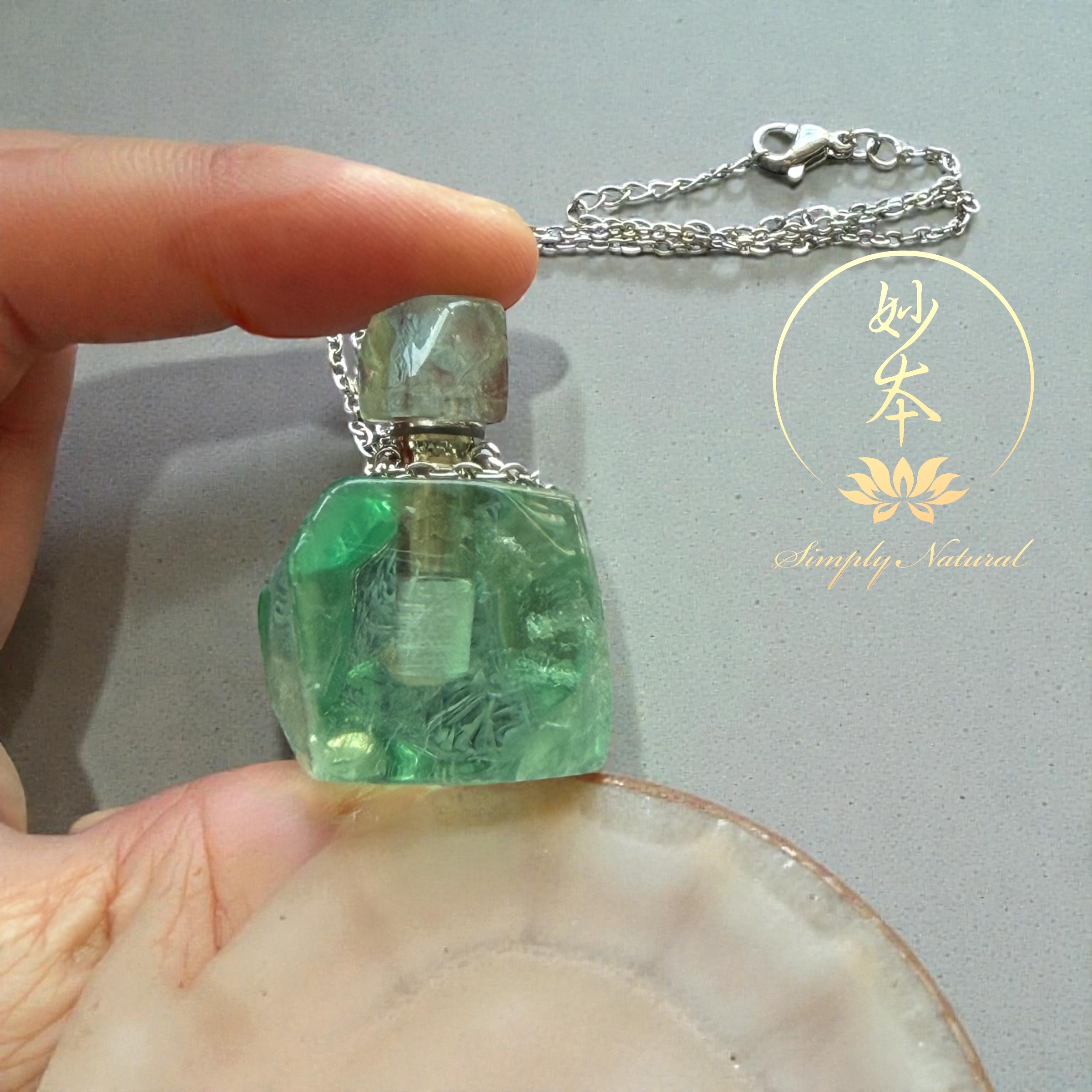 天然綠瑩石隨形（內有：海南沉香精油試用）