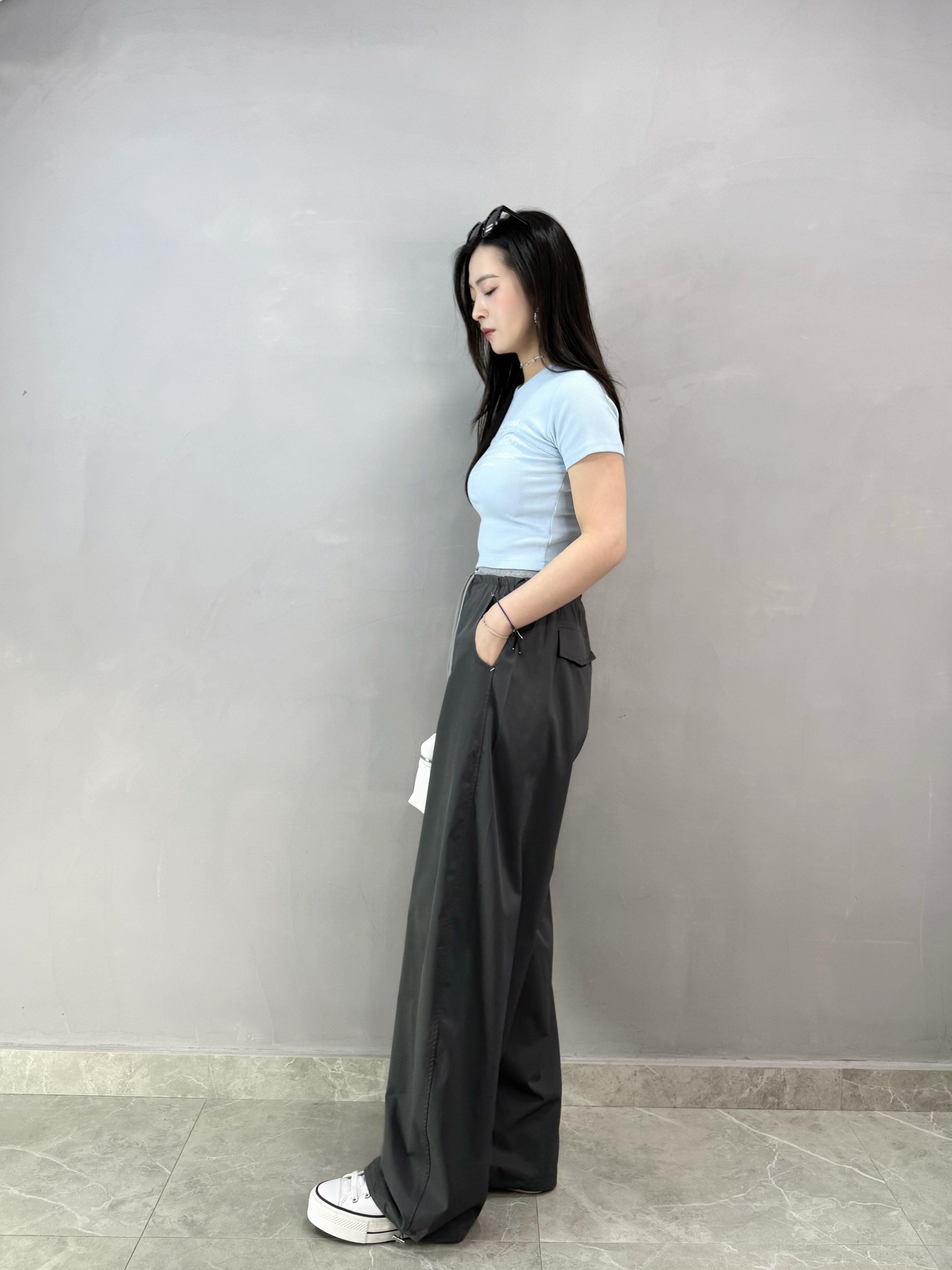 I83 細英文字暗紋Tee