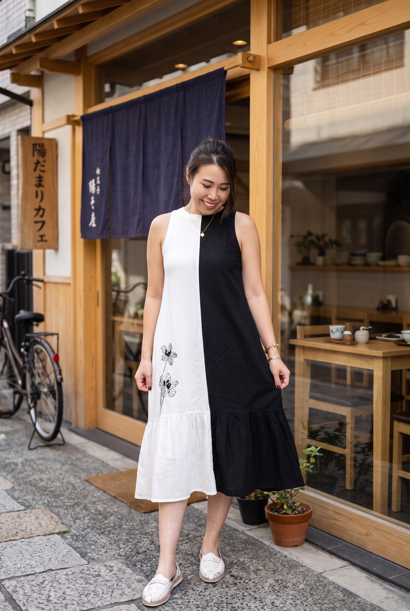 3152 Black and White Half Sleeveless Fish Tail OP 43"-49"