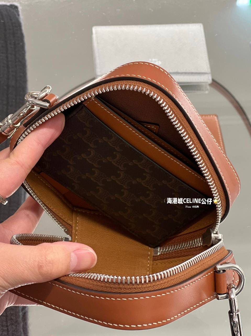 🔥大货实拍图 𝗖𝗘𝗟𝗜𝗡𝗘 ♥️ 𝗖𝗨𝗕𝗘 𝗕𝗢𝗫立体方包 型号：111682 尺寸：14*5*12.5cm 新品上线啦👏立体盒子包/化妆包~皮带子手拎设计➕圆筒包身，翻盖带镜子，可随时补妆。精致又不失实用性！凹造型拍照，或者当晚宴包，简直美呆🥳