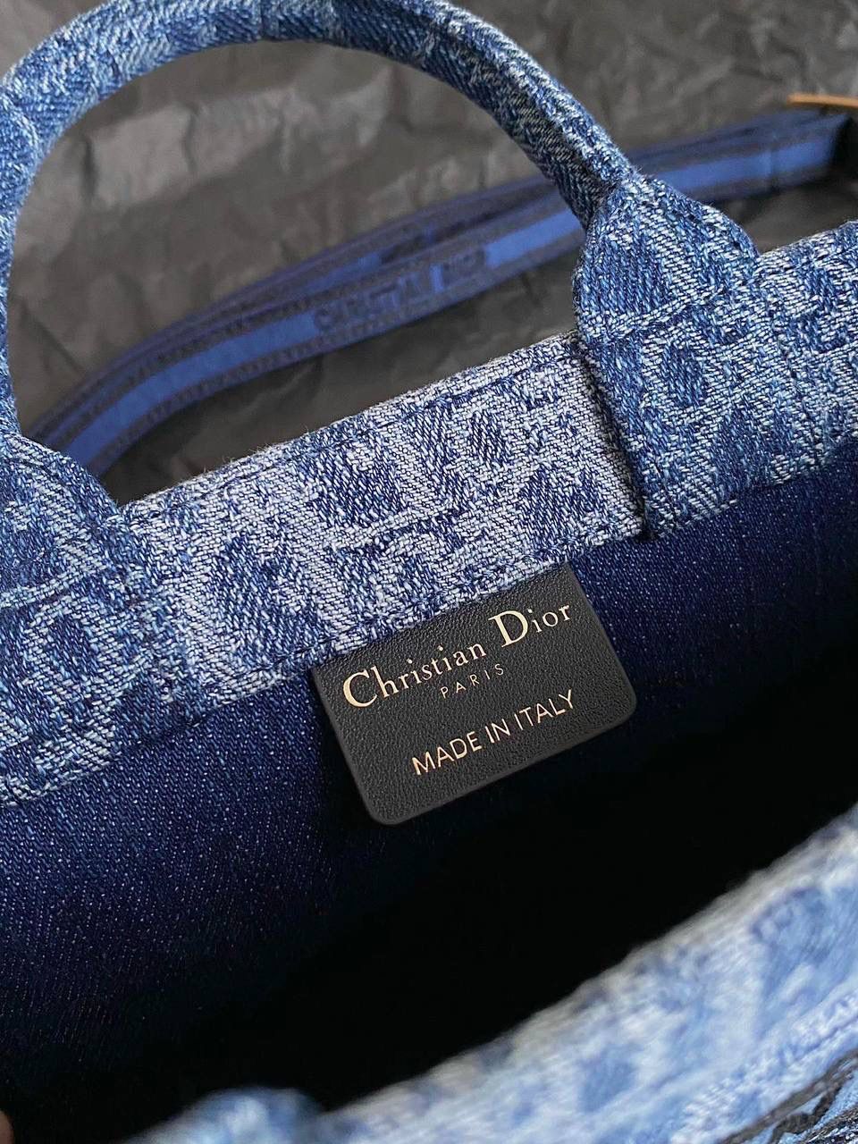 🈶牛仔蓝迷你 𝗖𝗗 𝗕𝗼𝗼𝗸 𝗧𝗼𝘁𝗲 24石洗丹宁 这期的牛仔系列真的超爱！ 它的热度不亚于任何一只经典款 深蓝色丹宁➕经典的Oblique印花， 不规则石洗效果，渐变感特别且帅气 牛仔很百搭也没有什么季节性， 所以这系列是既特别又经典 不怕过时 姐妹们可以放心冲！💕💕 21.5×13×7.5cm