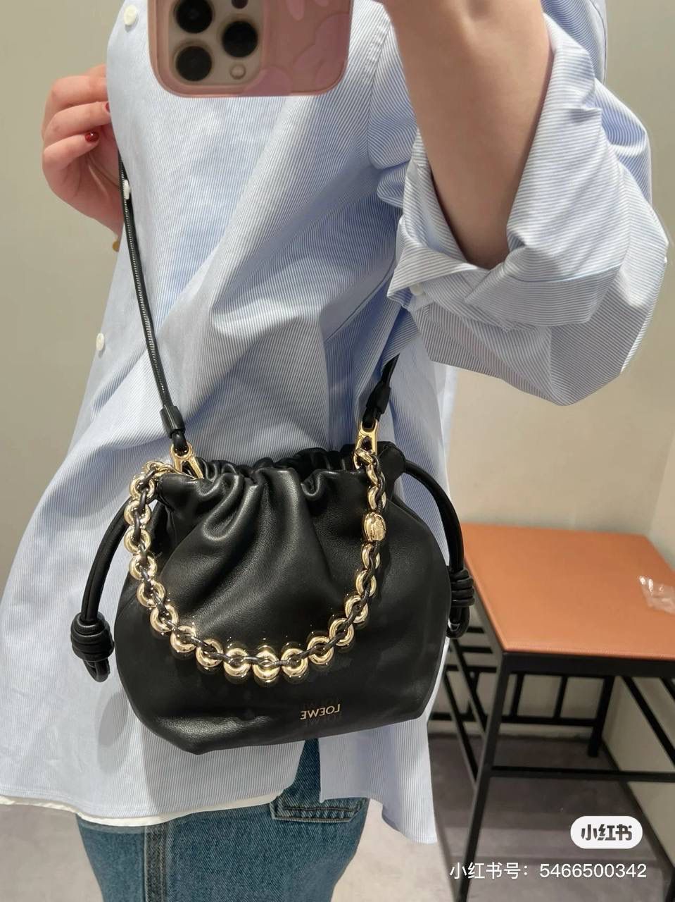 🎈迷你链条款𝙁𝙡𝙖𝙢𝙚𝙣𝙘𝙤 𝙋𝙪𝙧𝙨𝙚羊皮 ——【黑色】 尺寸：𝟐𝟑.𝟓-𝟓-𝟏𝟕𝐜𝐦 编码：062347 👉🏻延续福袋收缩绳褶皱设计，羊皮包身手感细腻柔软❤️ 👉🏻链条肩带➕皮肩带的双肩带设计，时尚百搭，给足了集美们多样化的选择。肩带可拆卸可调节，磁扣开合，正面烫金𝙇𝙤𝙜𝙤，呈现出高贵典雅的视觉感😍 👉🏻独家背景➕独家品质➕独家全套砖柜礼盒套装，市场高端品质皆在我手✌🏻