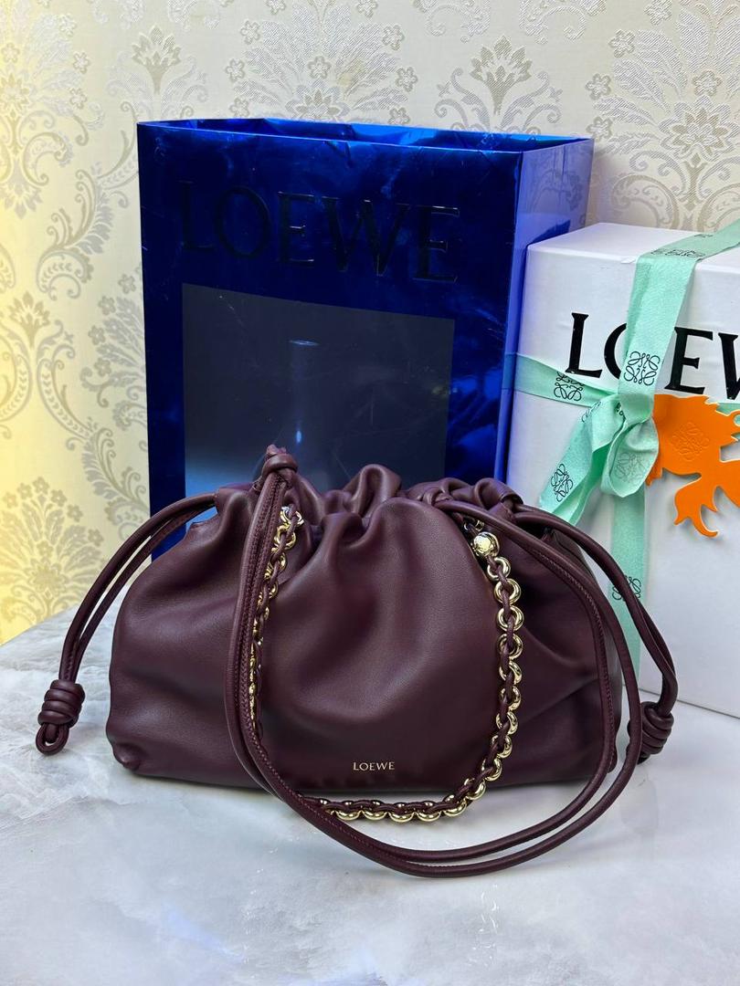 🎈中号链条款𝙁𝙡𝙖𝙢𝙚𝙣𝙘𝙤 𝙋𝙪𝙧𝙨𝙚羊皮 ——【酒红色】 尺寸：𝟯𝟬-𝟭𝟬.𝟓-𝟮𝟬𝐜𝐦 编码：012403 👉🏻延续福袋收缩绳褶皱设计，羊皮包身手感细腻柔软❤️ 👉🏻链条肩带➕皮肩带的双肩带设计，时尚百搭，给足了集美们多样化的选择。肩带可拆卸可调节，磁扣开合，正面烫金𝙇𝙤𝙜𝙤，呈现出高贵典雅的视觉感😍 👉🏻独家背景➕独家品质➕独家全套砖柜礼盒套装，市场高端品质皆在我手✌🏻