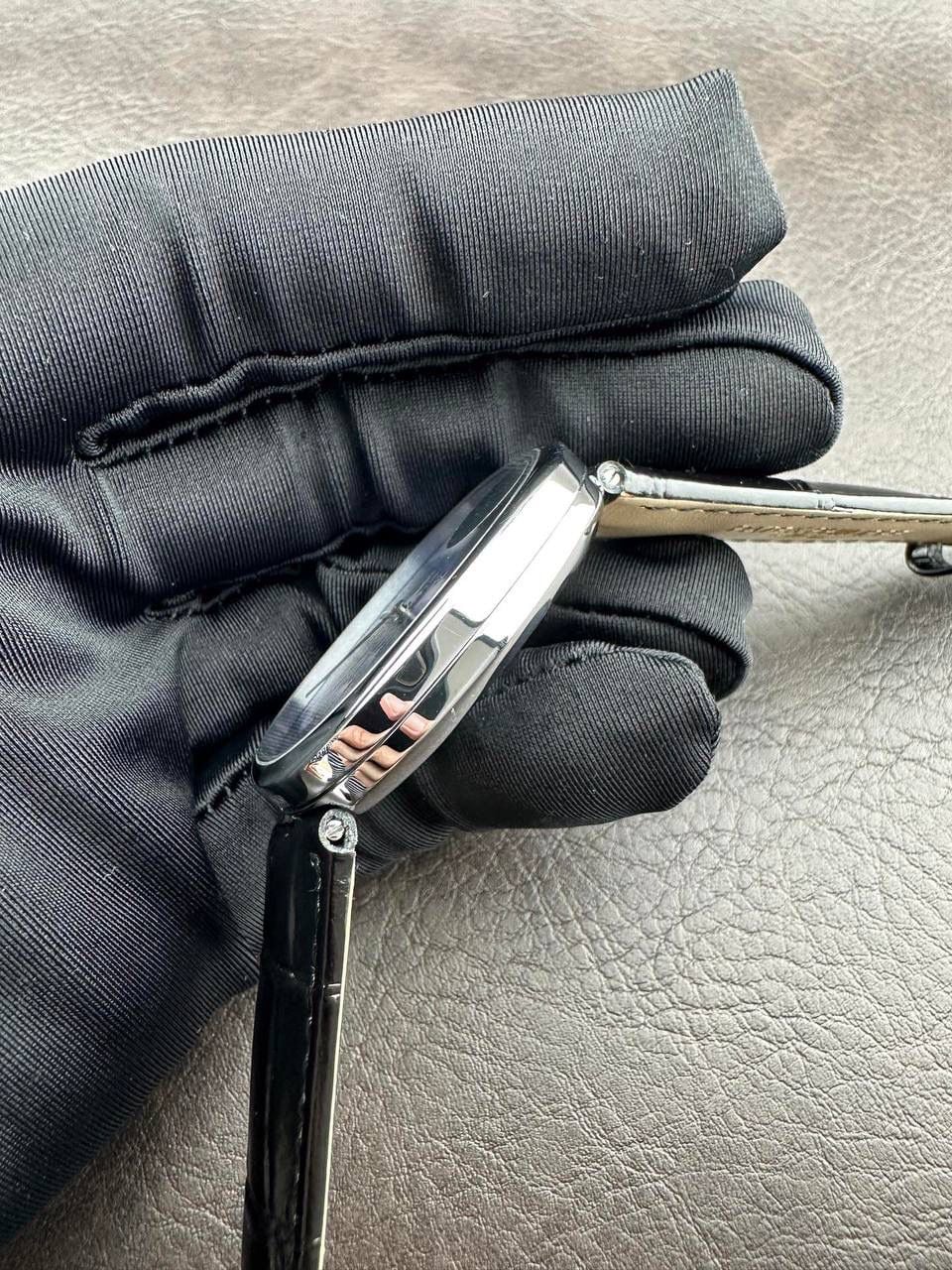 PP➕ Factory2025新品首发｜百达5738系列 68克配重版 复刻经典，更胜经典——GOLDEN ELLIPSE 黄金椭圆腕表重磅登场！ ✅ 黄金分割美学重塑：遵循1:1.6181经典比例，34.5MM×39.5MM椭圆表径搭配7.7MM纤薄厚度，复刻古典韵味与佩戴舒适度。 ✅ 316L精钢表壳：介于圆形与矩形之间的别致椭圆轮廓，还原原版线条张力，质感细腻出众。 ✅ 3D立体云贝母表盘：专属浮雕打印工艺，折射神秘深邃光泽，告别市面暗淡平庸款，上手自带高光。 ✅ 定制进口小牛皮表带：21X16尺寸对版原配，搭配同型椭圆表扣，与表壳设计遥相呼应，贴合手腕更显格调。 ✅ 9015精准机芯：走时稳定精准，兼顾实用性与耐用性，日常佩戴无压力。 PP➕不做“远观款”，只为呈现最接近原版的真实佩戴体验——从细节质感 to 上手触感，每一处都经得起近距离审视，让经典韵味在腕间完美延续！