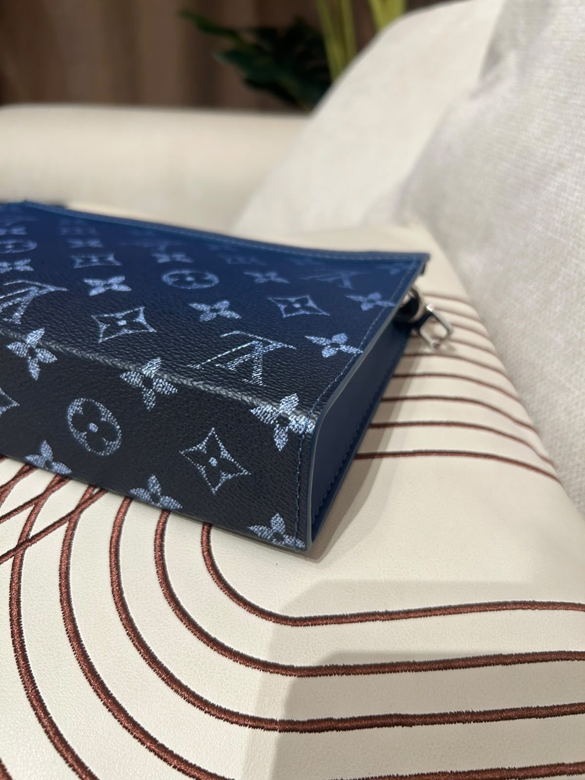 Louis Vuitton Gaston Wearable Wallet LV 漸層藍色 M11544 100%Authentic ,unused  ✅塵袋✅strap✅box
