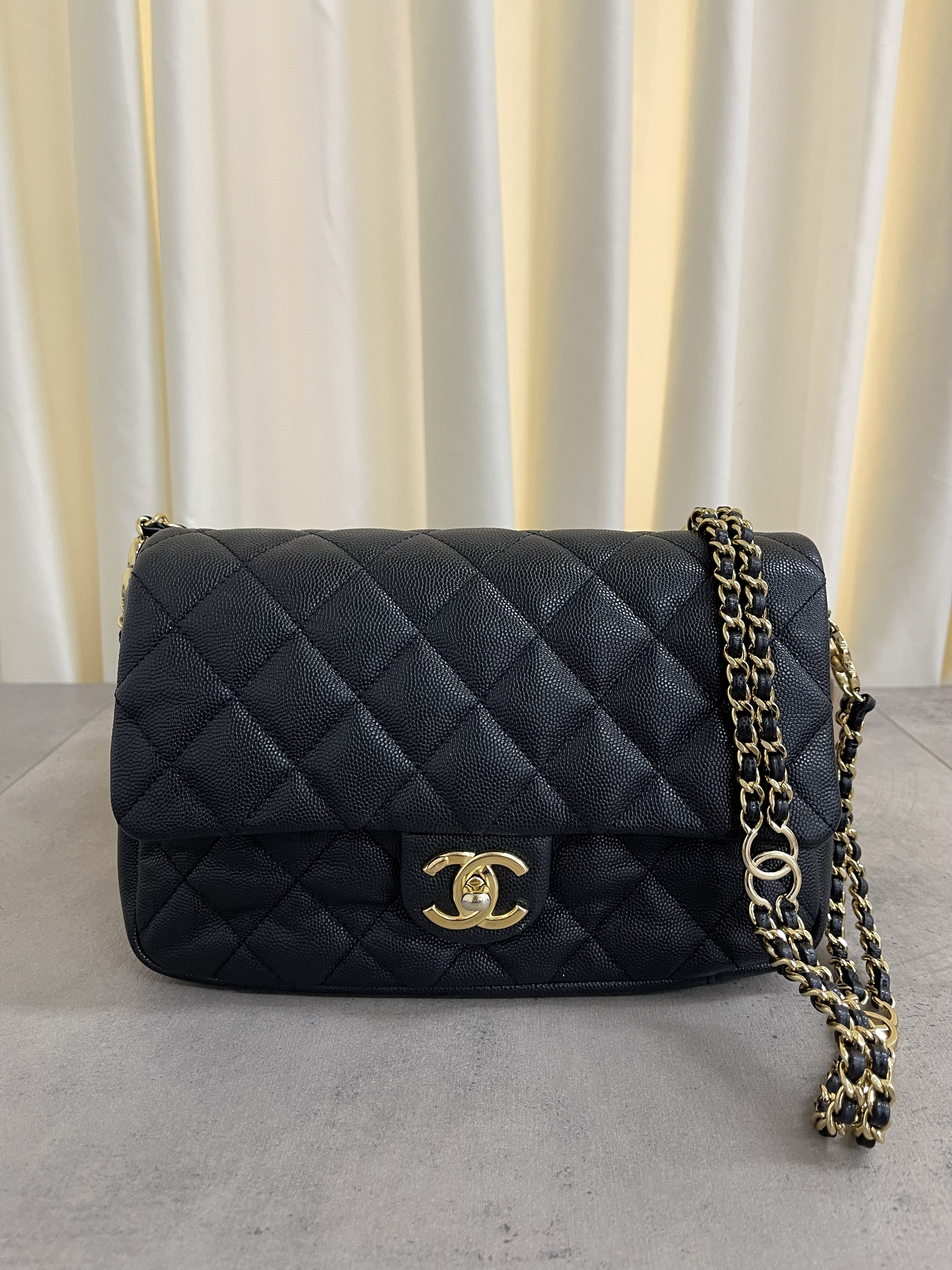 Pre-owned Chanel flap bag AS3757/ Product Code: 26012202