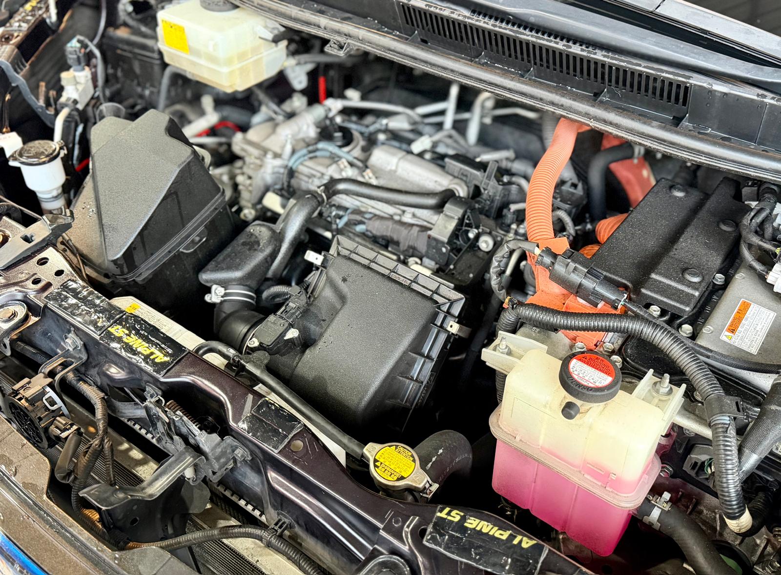 Toyota NOAH Hybrid 2015