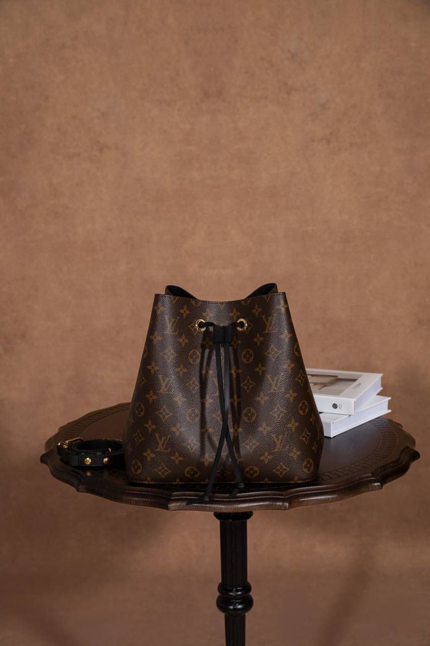 LV NÉONOÉ 水桶包 👜✨细节实拍🎀 水桶包原型来自 1932 年的香槟袋， 经典又耐看，不分年纪，背起来都很有感觉。 又能装、又好搭，休闲穿、正式穿都 OK， 属于那种越背越喜欢、怎么都不会过时的款 💖