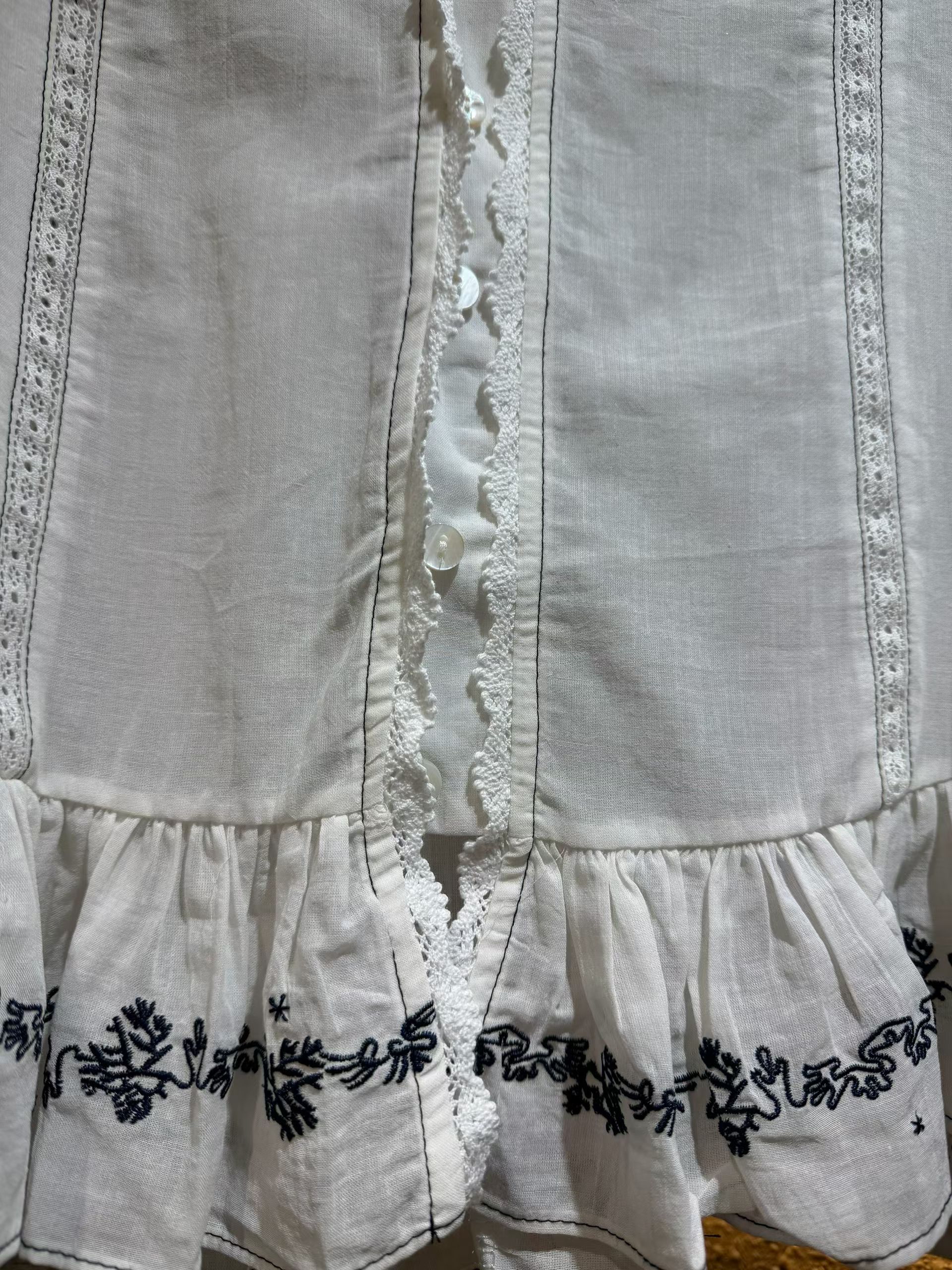 Ruffles 通花邊top