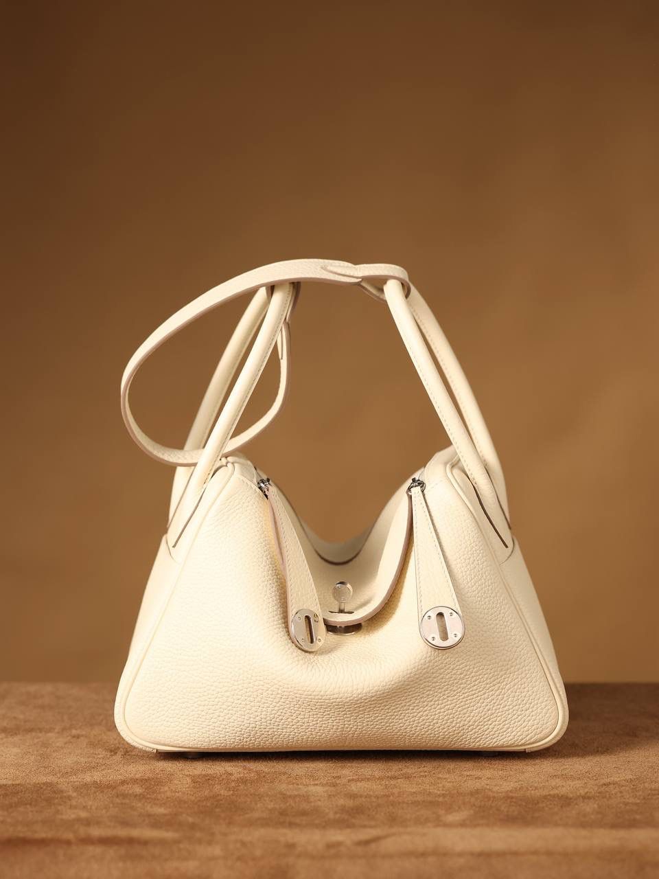 Hermes 爱马仕 Lindy 26cm 奶油白银扣👜✨ Lindy 独家渠道货 独家欧洲原厂皮原厂五金组装的ZP尾单货 尺寸：26*18*14 cm Lindy是采用原厂的正品TC皮，什么是TC皮？ 爱马仕专用的clemence,简称tc皮，是Hermes最受欢迎的皮革之一，颜色会比Togo少一些，但是纹路比Togo细腻，含油更高，更软，因此稍稍有些下垂感的特点。