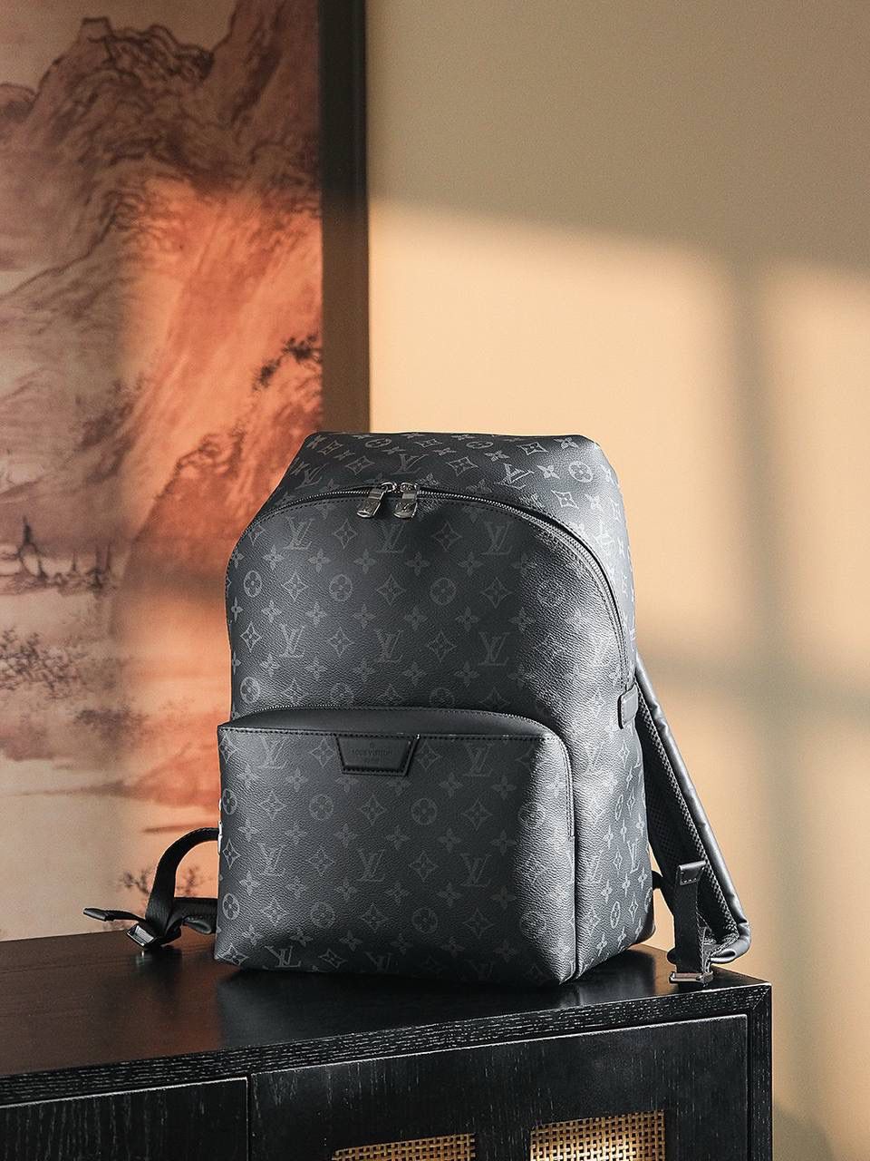 𝐃𝐈𝐒𝐂𝐎𝐕𝐄𝐑𝐘 双肩包系列👜✨ 𝔻𝕀𝕊ℂ𝕆𝕍𝔼ℝ𝕐经典的男士双肩背包，黑色老花的色调比起经典的花色，看起来更加低调特别更加有档次，不仅耐看且又百搭低调，空间充足，肩带部分细节采用原厂小牛皮，整体质感很出色，无论是上班出街还是旅游，它必不可少！中性化的设计，百搭且街头范儿， 男女同款可背，毫无违和感！ 五金材质：厚镀纯钢五金 皮料材质：法国原厂皮面料 尺寸详情：𝟑𝟕*𝟒𝟎*𝟐𝟎𝐜𝐦