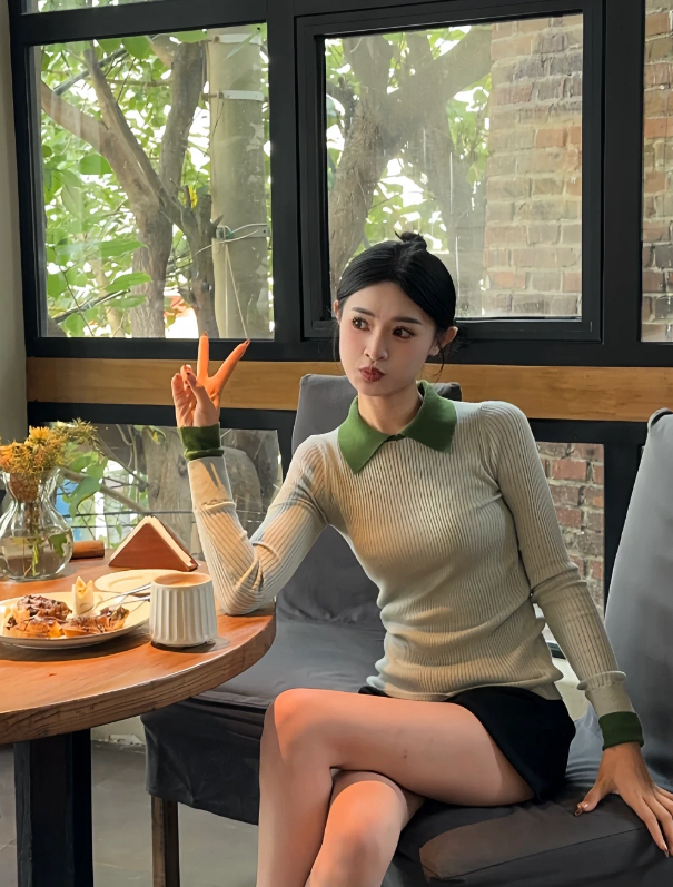 T10030撞色领针织上衣