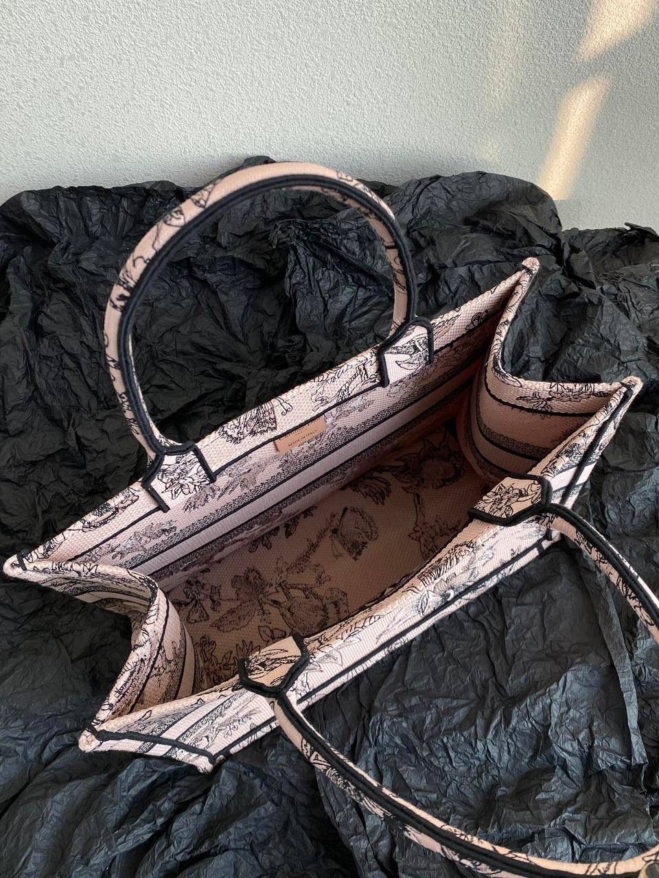 🈶植物花园，胭脂粉中号 𝗖𝗗 𝗕𝗼𝗼𝗸 𝗧𝗼𝘁𝗲 23早春度假系 浪漫的花卉刺绣，细节感非常强了🥰 栩栩如生，不言而喻的精湛刺绣工艺 握住只有你的花花世界吧 36×27×16cm