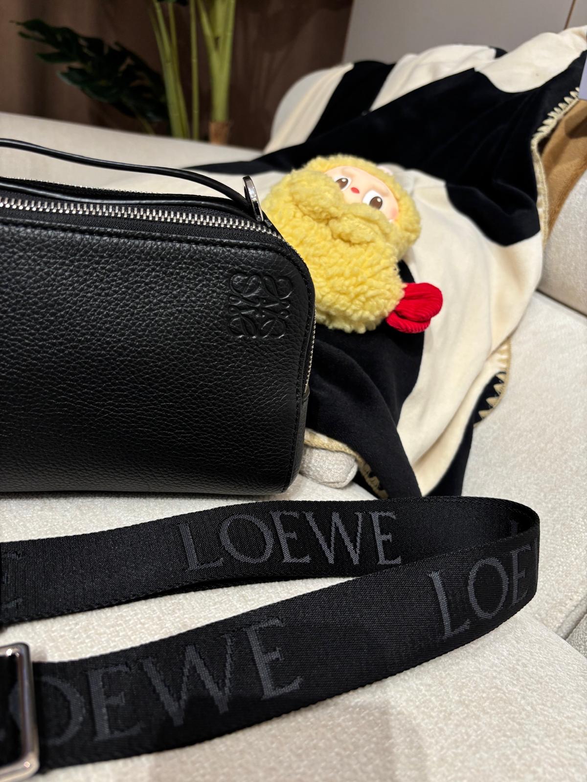 Loewe camera bag calfskin 100%Authentic, 98%new ✅strap✅Dust bag