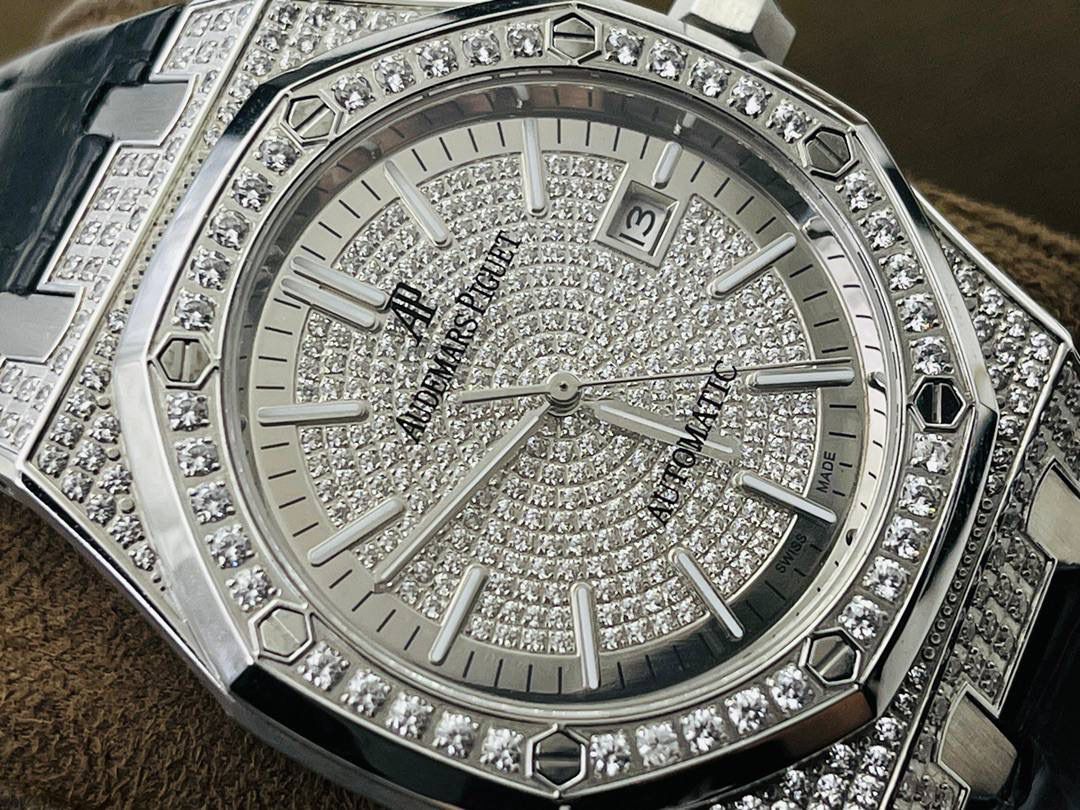 市场V4最高版本 爱.彼皇家橡树15400满天星系列腕表！ 1⃣️搭载进口9015机芯机械改装Cal.3120机芯，走时精准！ 2⃣️直径41MM！厚度9.8MM！ 3⃣️全表采用高亮度钻镶嵌，技艺精湛，不掉钻！ 4⃣️采用圈口可拆卸结构，市场大部分版本圈口不能拆卸！ 5⃣️316L全钢精磨工艺，质感更好！ 6⃣️全钻表盘，搭载高端指针！