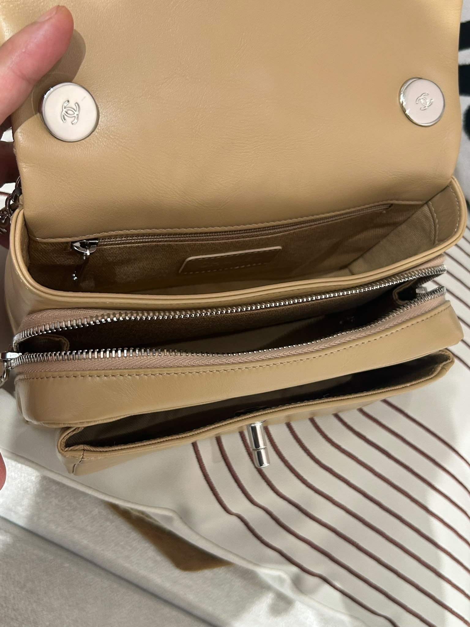 Chanel flap bag Shoulder Bag beige calfskin chain bag 100%Authentic,98%new ✅29card ✅box