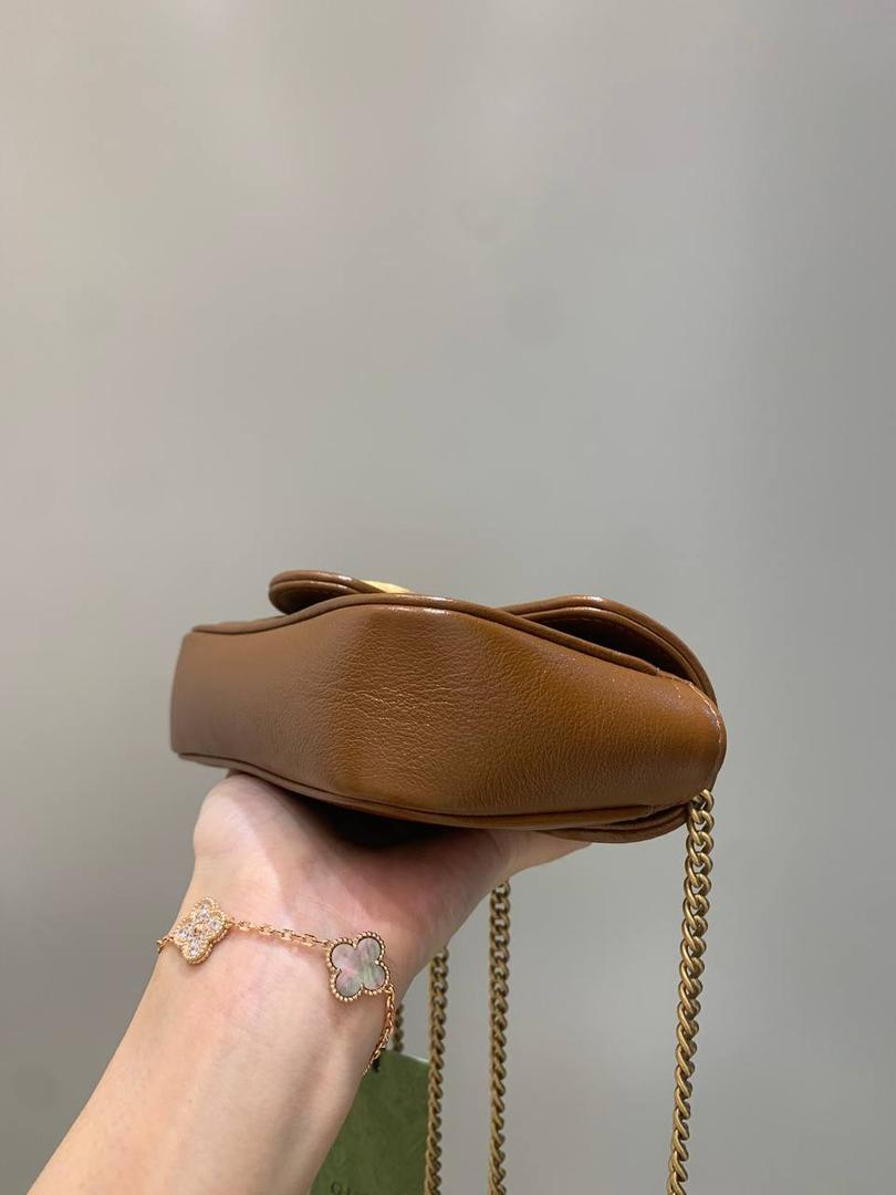 新背景实拍正品级 。经典款焦糖色16.5cm‼️ 一只可爱的小金棕，终于等来marmont出新色了，而且不是那种让人扎眼的马卡龙色，这次是超级好看的焦糖色，这个颜色秋冬搭配衣服真的是绝了，现在用撞包几率也很低 所以赶紧买‼️ 型号476433；尺寸16.5/10/4cm