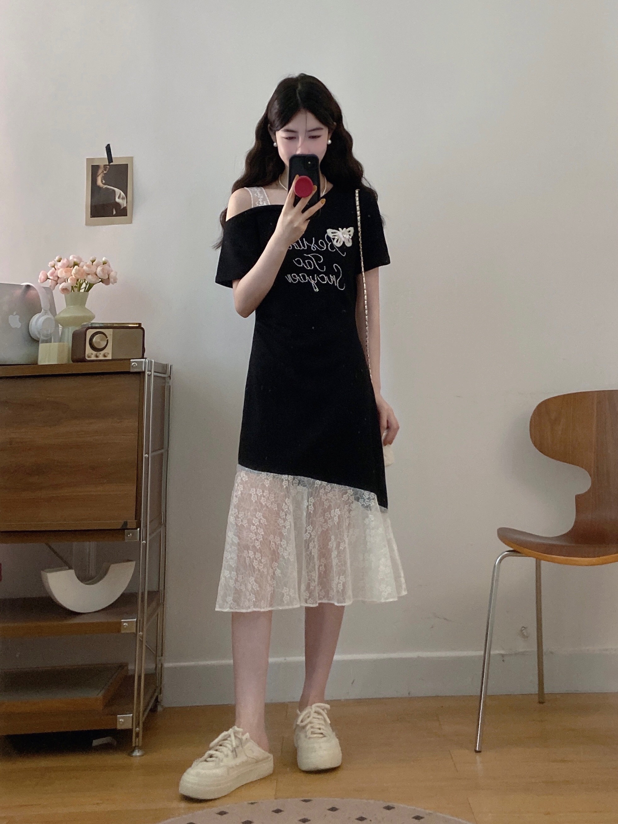 B65(6677) 韩系斜领单蕾丝吊带烫钻字母拼接下摆蕾丝透黑连身裙