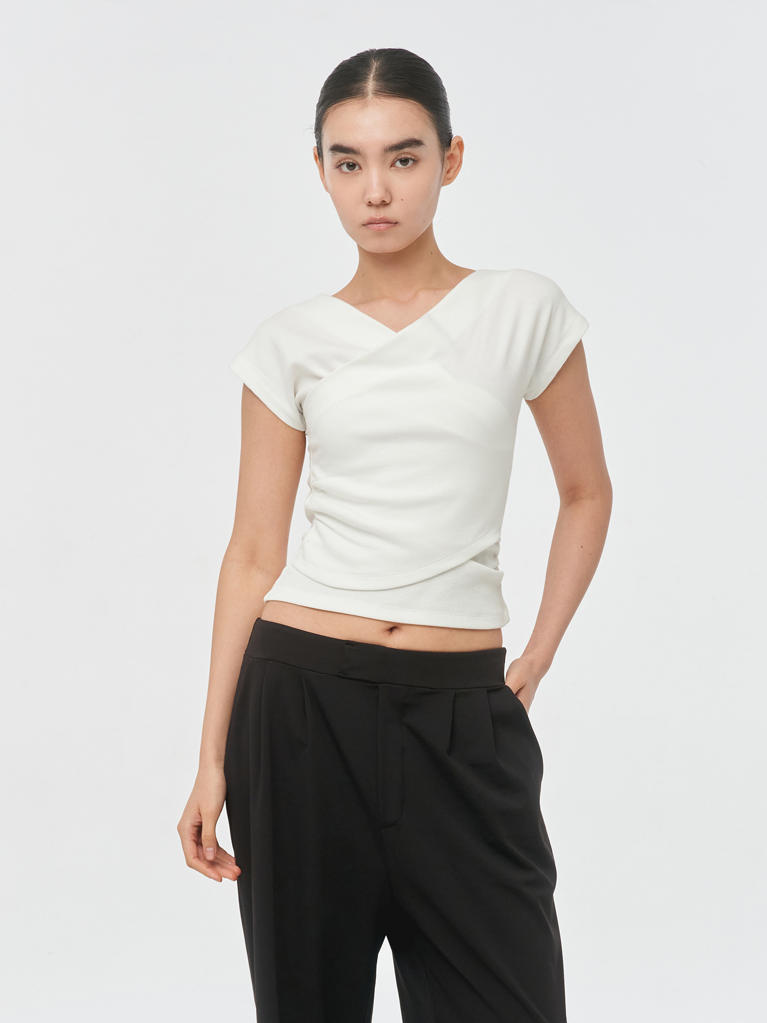 預購_V-neck Ribbed Shirred T-shirt by Conch