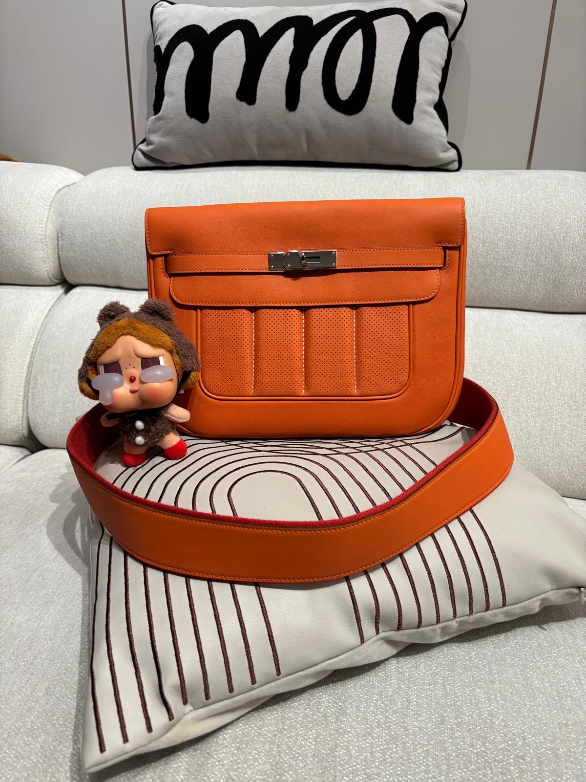 Hermes berline 28,calfskin 100%Authentic ,98%new ✅dust bag✅strap  