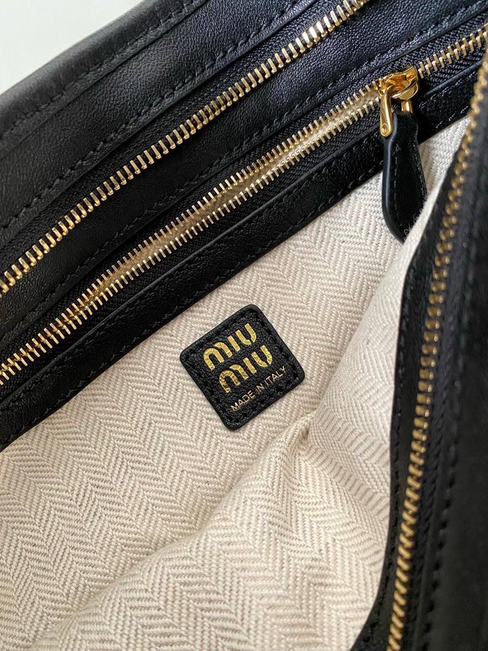 🈶黑色，小号 𝐌𝐢𝐮𝐌𝐢𝐮 𝐀𝐯𝐞𝐧𝐭𝐮𝐫𝐞腋下包 不得不说缪缪的美丽层出不穷！今年这只Aventure Nappa腋下包 看似平平无奇上身却意外好搭耐看 有点小复古又有点小机车， 就很值得夸赞一番 东西不用装太满，随性的褶皱感很戳心巴 自重非常轻，宽肩带设计一点都不溜肩容量空间也不错，日常东西都放的下 迷你iPai都👌🏻尊嘟人见人爱不带吹的！ 33×19×5cm #F0021m