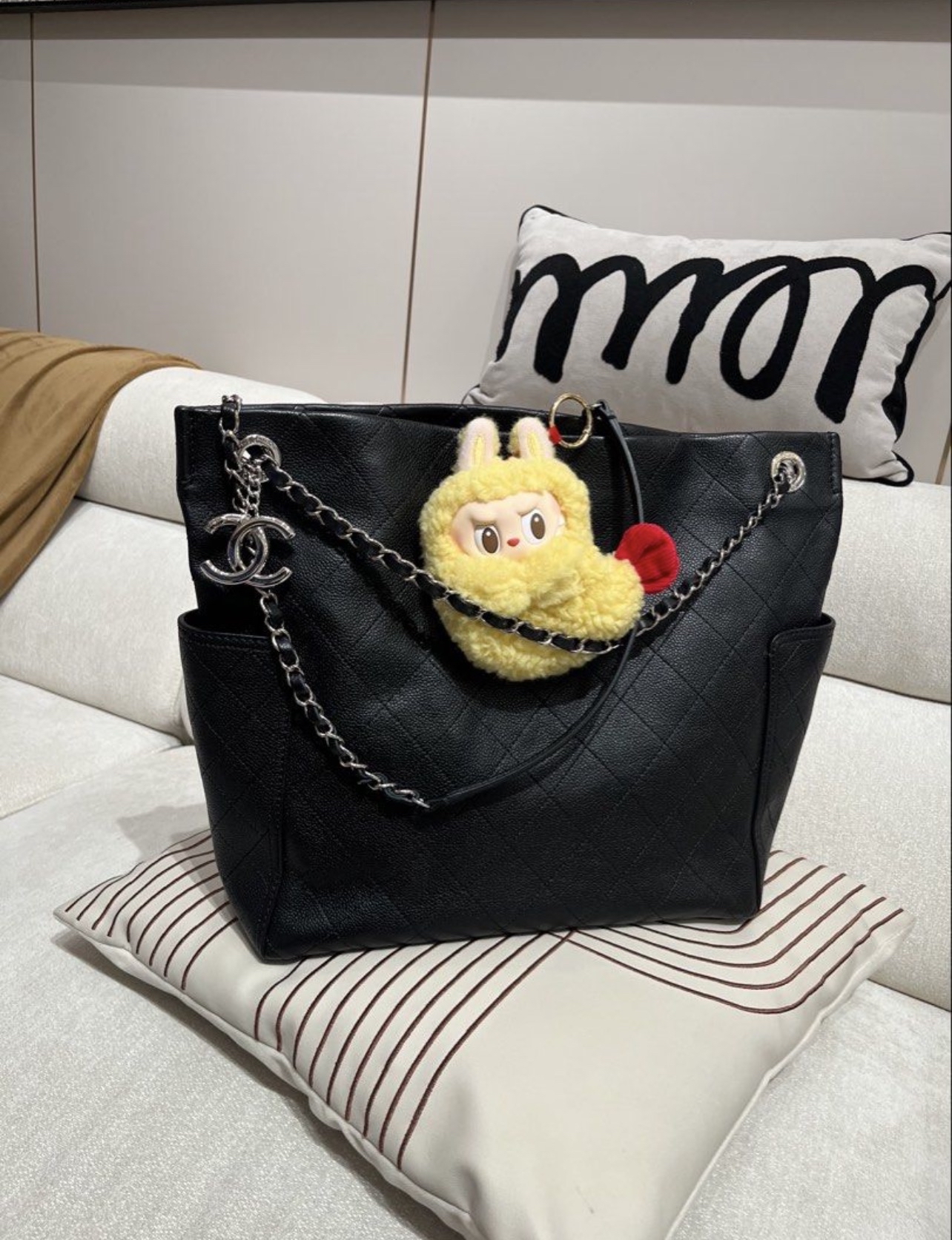 Chanel Shoulder Bag Calfskin 黑色魚子醬牛皮100%Authentic, 98%New ✅19 Card✅Dust bag