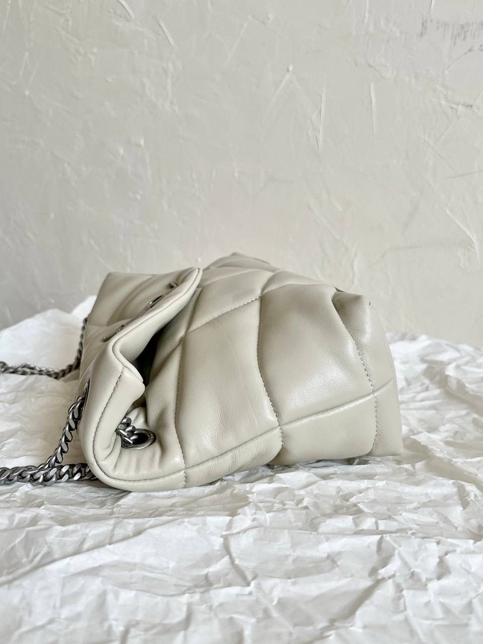 ys1 loulou puffer绗缝羊皮包：小号白银💭 每家每户都有出个软绵绵的云朵包 它能从中脱颖而出有它的道理 特别洋气千金风，上身是真好看！ 小羊皮手感也软乎乎的很舒服 自重轻容量大～ 通勤日常都no problem☺️ 29×17×11cm577476m