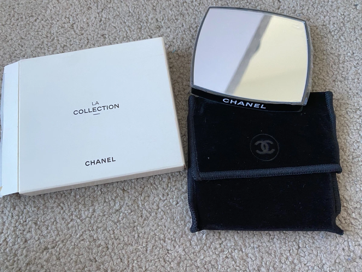 CHANEL 雙面化妝鏡 附有黑色絨袋 有紙盒包裝 。一邊放大鏡 一邊普通鏡 La Collection VIP禮物 