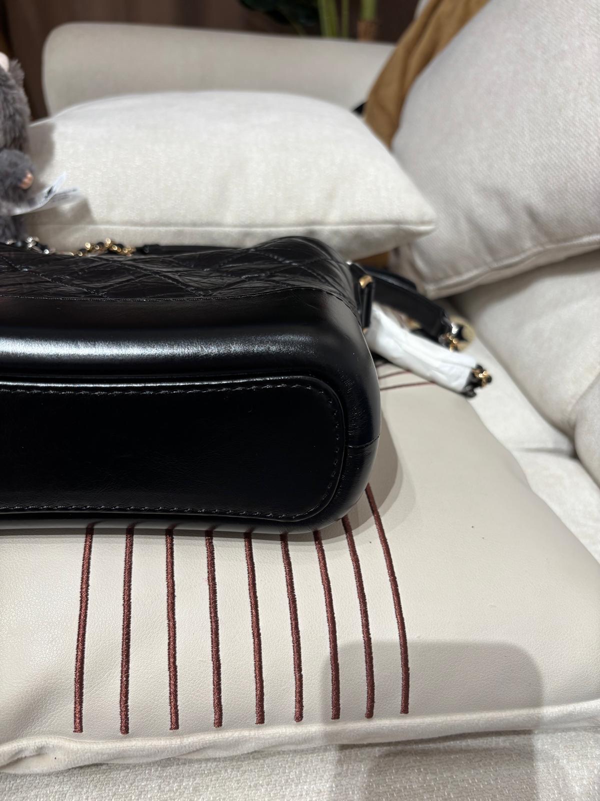 Chanel Gabrielle hobo small calfskin 黑金 100%Authentic,98%new ✅26 card✅dust bag✅box
