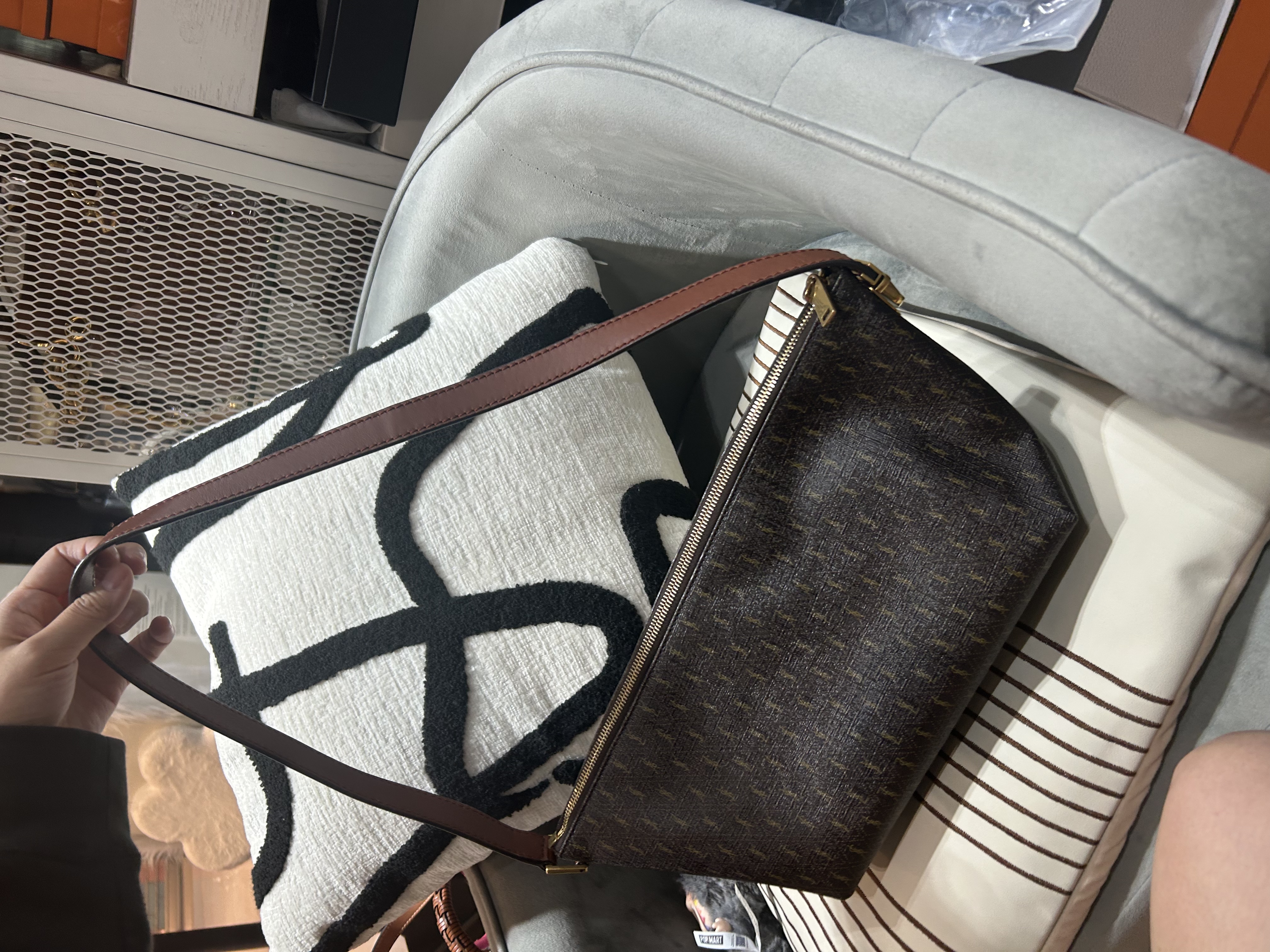 Saint Laurent monogramme ysl hobo bag  100%Authentic, 95%new
