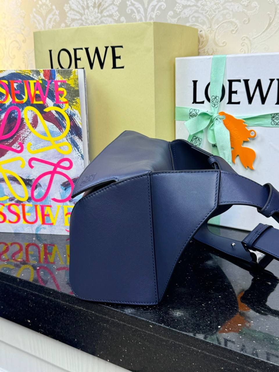 ⭐️最新升级版𝟮.𝟬-𝗣𝘂𝘇𝘇𝗹𝗲腰包⭐️ （珍珠灰到货‼️） 尺寸：𝟮𝟰-𝟭𝟬.𝟱-𝟭𝟲𝗰𝗺 款号：052343 👉🏻长方体形状和精确的切割技巧创造出Puzzle 腰包以及独特的几何线条成为 “Loe罗家”的著名代表作~ 👉🏻金属搭扣开合，刻有标志logo徽标，可调节肩带，翻盖大容量插袋和一个外部拉链口袋，🐂柔软细腻napa小牛皮，正品Ykk五金，Anagram压纹，人字纹棉麻帆布内里 👉🏻（男女♀♂同款）大小非常合适。胸包、背包、单肩、斜挎、腰包五种背法任你解锁🔒 👉🏻 （独家背景➕独家品质➕独家包装➕独家控制对版细节📦➕精致全套礼盒套装❤️） 重点：让你花最少的钱💰体验最大的仪式感❤️