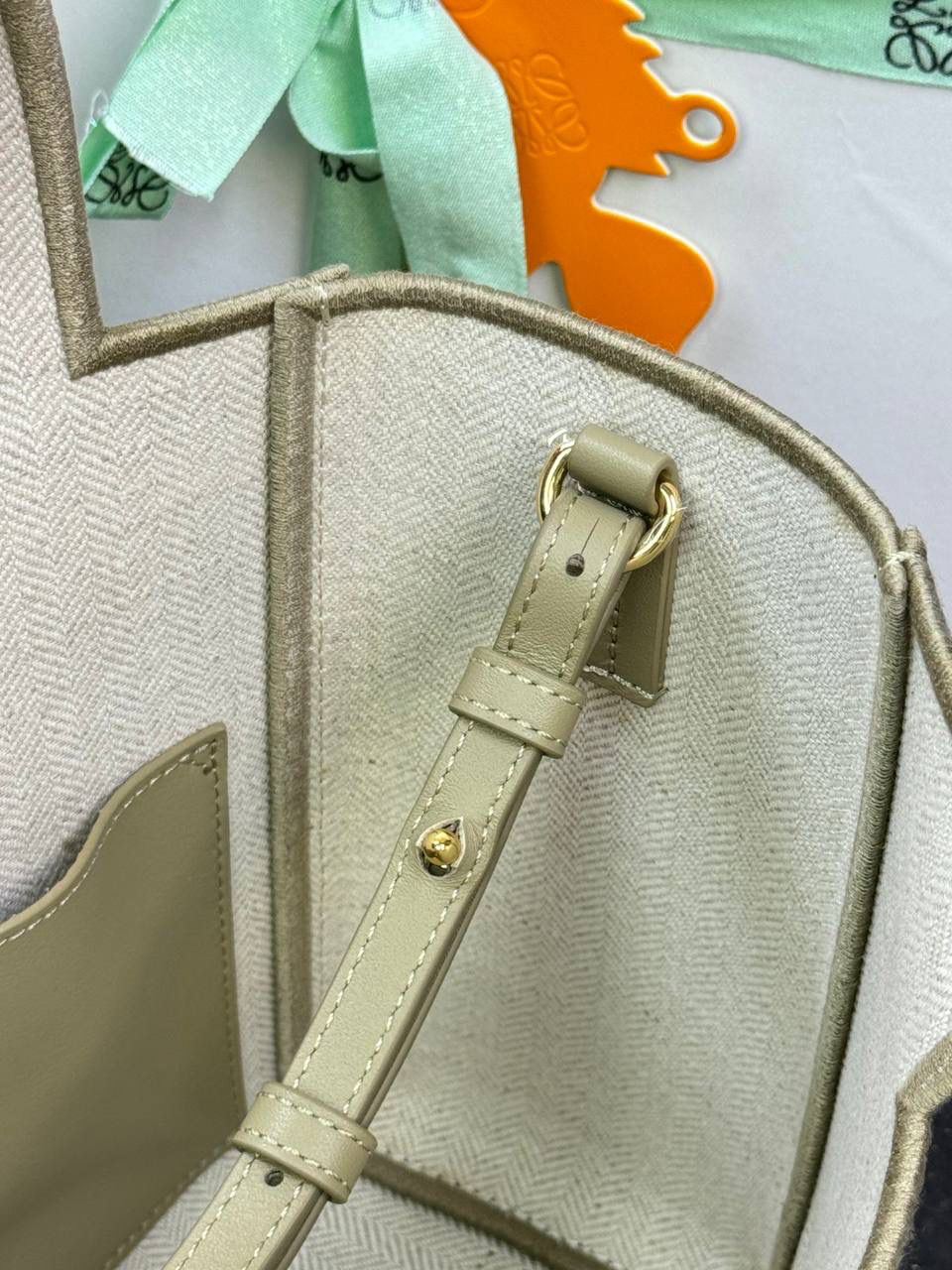 𝗛𝗮𝗺𝗺𝗼𝗰𝗸 𝗵𝗼𝗯𝗼拉菲草/配皮 尺寸：𝟮𝟴-𝟭𝟳-𝟵.𝟱𝗰𝗺 编码：263317 全新𝗛𝗼𝗯𝗼吊床包造型设计、采用进口拉菲草手工编织而成、有别于其他材料、该种拉菲草编织不仅工序复杂、而且成本高昂、环保♻️性能更好。 搭配可拆卸可调节长肩带、Anagram骰子🎲吊饰、镂空拉菲草编织、可手提、斜挎或者肩背等多样化背法、容量大、日常出行完全够用‼️