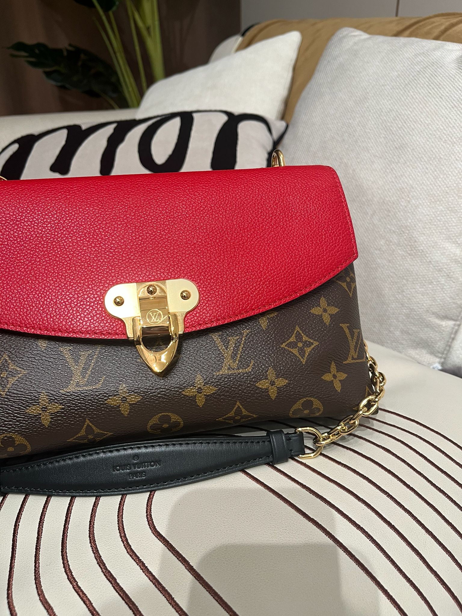 Lv Saint Placide Monogram Chain SHOULDER BAG M43713 100%Authentic ,98%new✅dust bag  