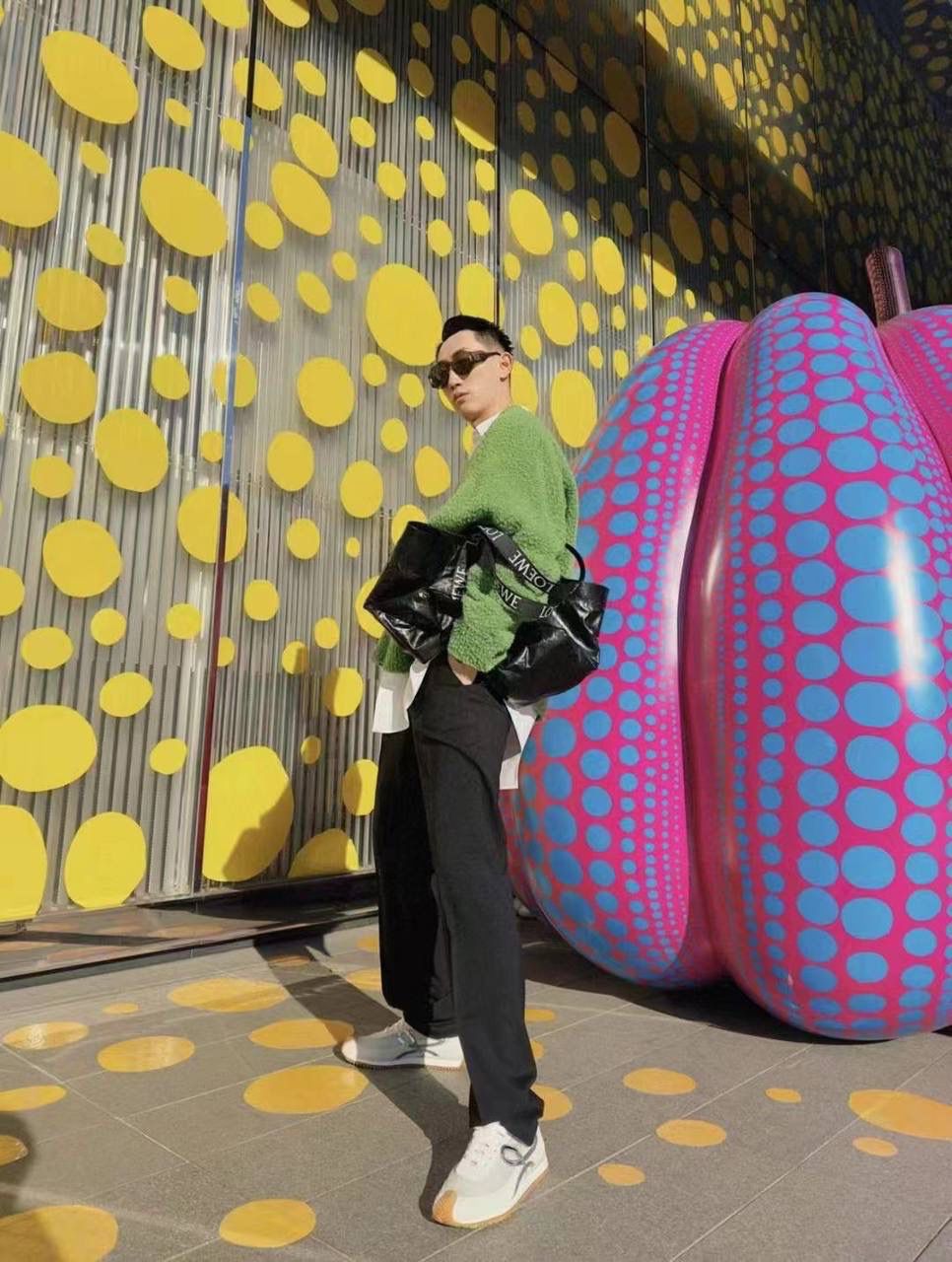 《重新定义罗威风格》 *超人气🔥纸纹牛皮手袋𝙁𝙤𝙡𝙙 𝙎𝙝𝙤𝙥𝙥𝙚𝙧 🌟 颜色:黑色、苹果绿、橙色、棕褐色 皮料:西班牙🇪🇸进口纸纹牛皮 尺寸:50×20×31cm 编码:052055 各大秀场都有它的地位 集“时髦“垃圾袋” ➕阳光“托特包” ➕摩登飒“行李袋” ➕任性美“单肩包” ➕时髦精“纸片袋”一身 飒飒的选它，凹造型选它，想走路都带风的选它，选它，选它！！！ 偷偷告诉你，超薄体积，随时随地百变造型即可入箱跟你环游天下😘😘