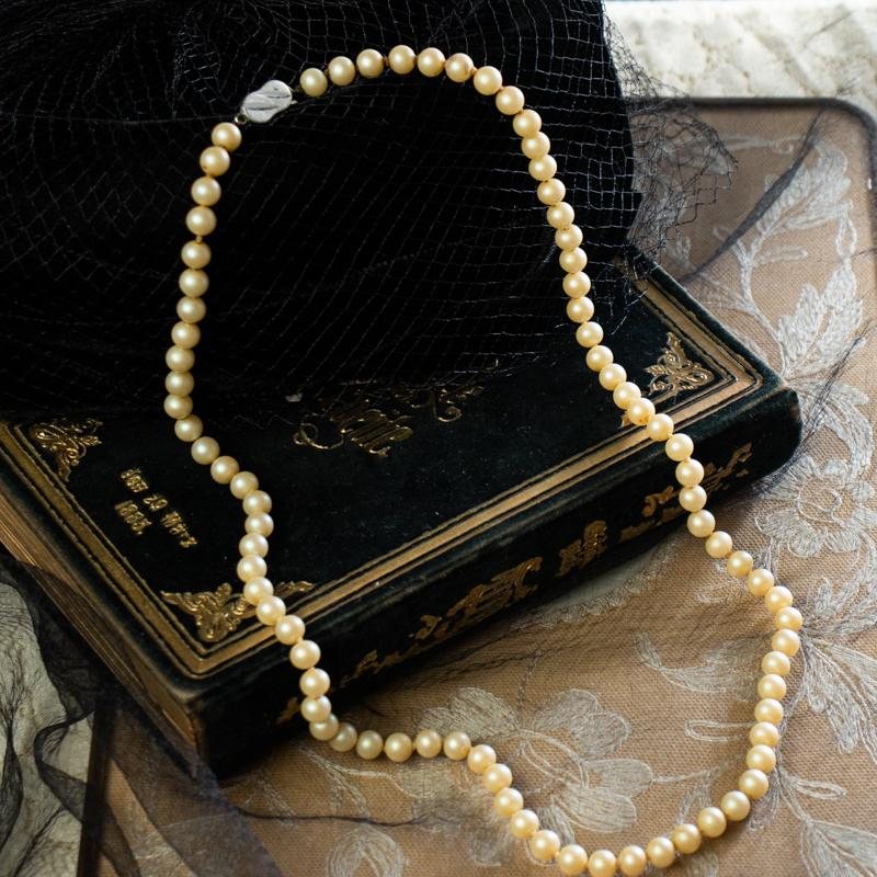 c.a. 1960s England Cream Yellow Glass Pearl Short Necklace (EC512)