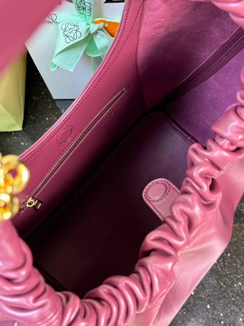 🎈（全钢五金）中号纳帕羊皮𝙎𝙦𝙪𝙚𝙚𝙯𝐞 —【绯红色】📍 尺寸中号：34-33-13.5cm 尺寸小号：29-10.5-24cm 型号:652328 😇罗家全新成员Squeeze手袋💯 满分到货•采用触感柔软的纳帕小羊皮革🐏•里外全皮💯传统工艺➕创新研究•全新独特设计。 😇最新宣言款配件：Anagramc pebbled 不锈钢及铝合金材质•升级打造标志性甜甜圈•相同质感•更轻重量。 😇具备令人惊讶的轻盈褶皱包身 可肩背、斜挎或手提*可调节甜甜圈⛓️链条肩带•搭配Anagram携刻鹅卵石•附加额外链条•可进一步延长肩带*磁扣开合*内部拉链口袋