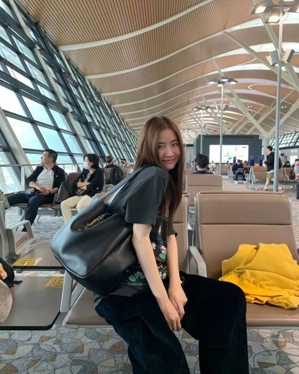 ys1 bea 鹿皮hobo tote🖤 又有漂亮又实用的大托特咯 hobo系列的延伸款 多了两个"翅膀"，哈哈，可曲可伸两种形态， 花一份钱等到了两个包，薅羊毛了哈哈哈 放14寸电脑💻no problem👌🏻 他们家的大包真的可以给人力量和自信感 这只用的居然是鹿皮，不是普通牛皮 整只包赢就赢在了皮料上 务必注意区分！ 50×28×18cm763435m