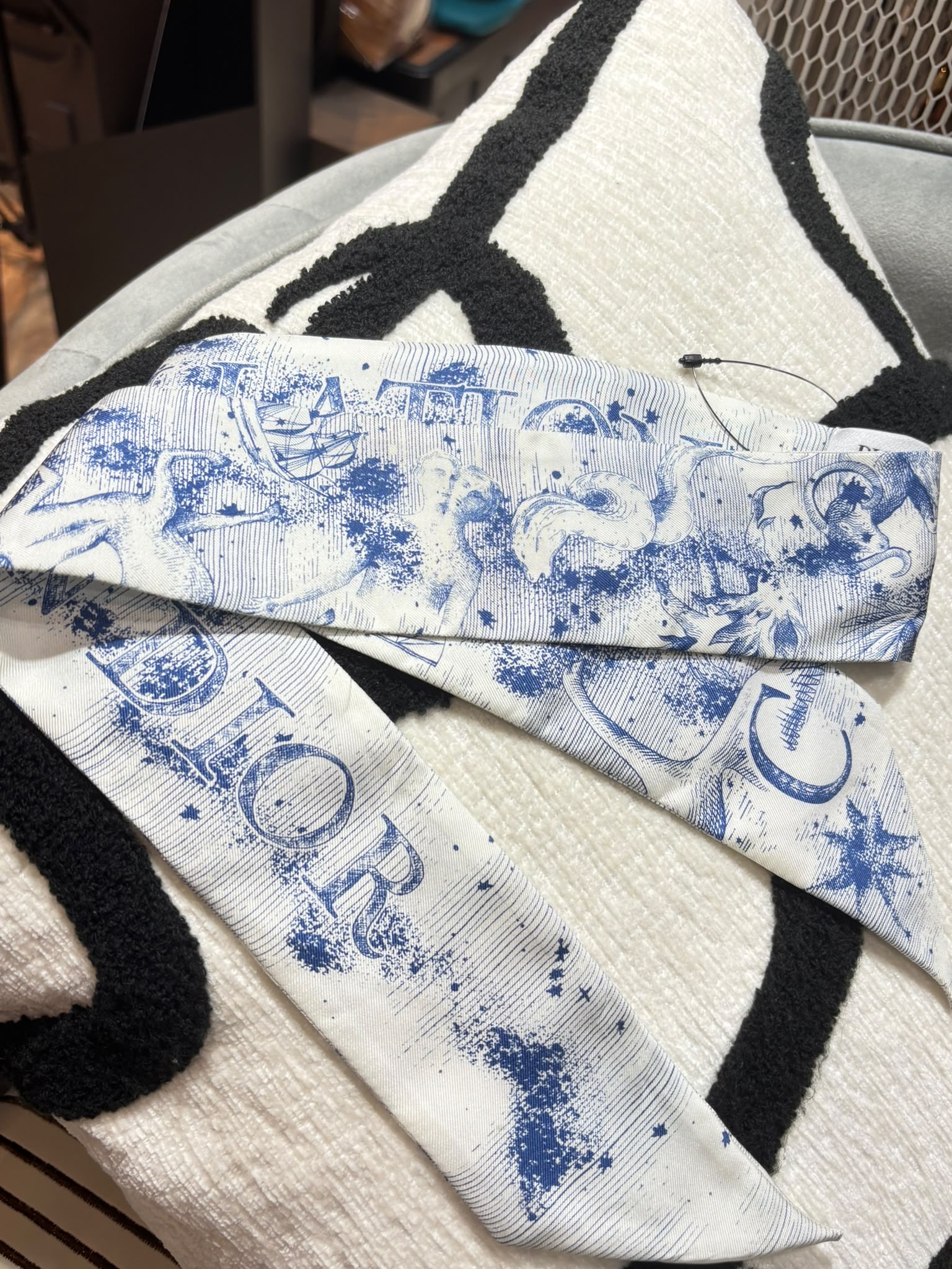 Christian Dior Twilly Toile de Jouy Sauvage Mitzah 絲巾 象牙色和海軍藍斜紋真絲 100%Authentic,98%new