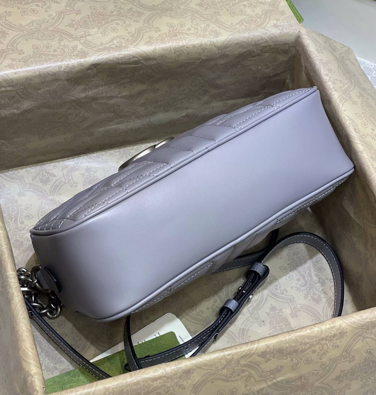 ✈️✈️✈️🔥𝐌𝐚𝐫𝐦𝐨𝐧𝐭菱格原厂皮# ▫️型号447632 ▫️尺寸 24*14*8cm 全新经典款相机包 ，整个包身下血本都用了原厂牛皮❗️最基础的包型.立体棱格绣花在灯光下让整个包活跃了起来，肩带可调节上身太好驾驭 不挑身高，也是全球打人必备的百搭单品！